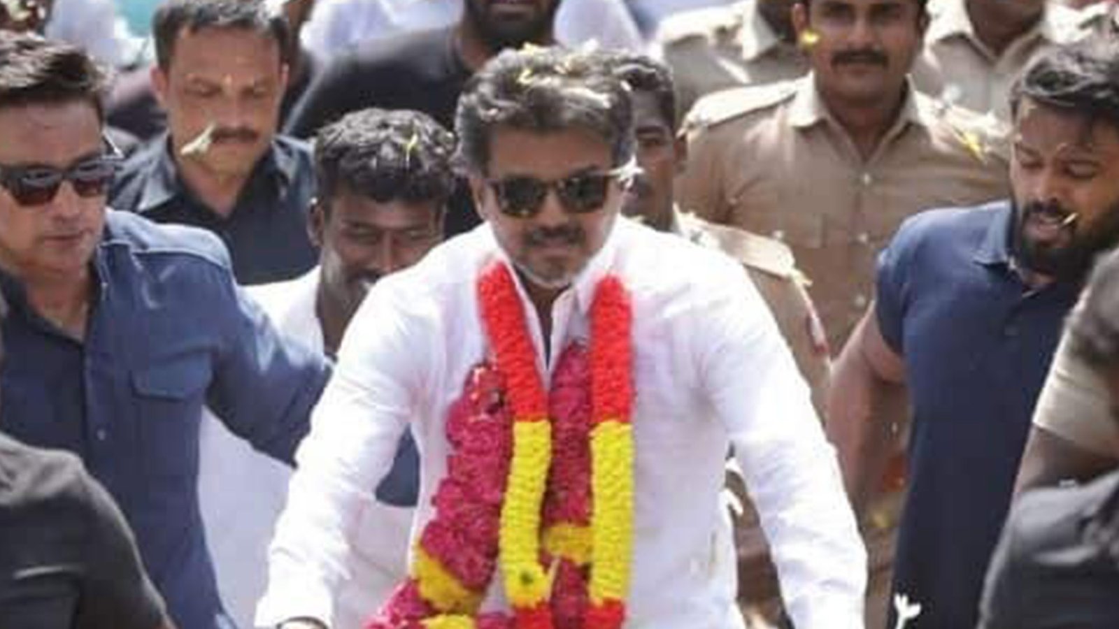 விஜயின் தேர்தல் பிரச்சாரங்கள் தொடர்ந்து ரத்து செய்யப்பட்டு வருவது அரசியல் வட்டாரத்தில் பெரும் கேள்விகளை எழுப்பியுள்ளது.