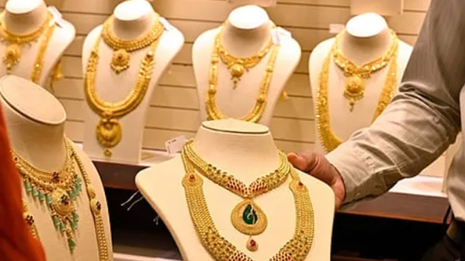 Gold Rate: மளமளவென சரியும் தங்கம் விலை.. ஒரு கிராம் தங்கம் விலை எவ்வளவு தெரியுமா?