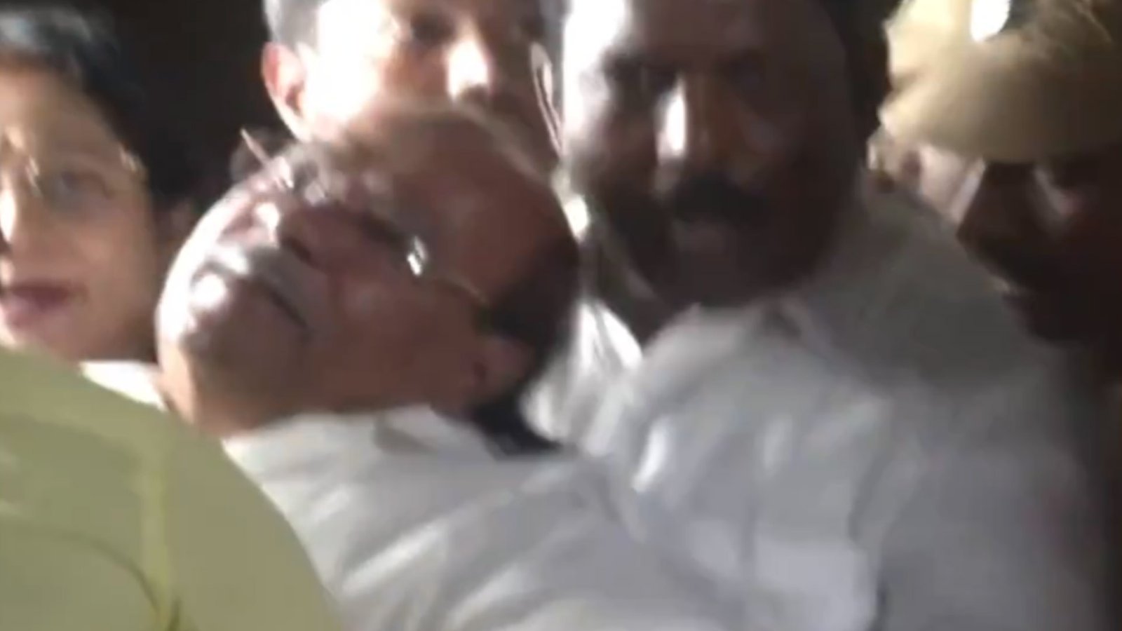 பாட்டாளி மக்கள் கட்சி நிறுவனர் S. Ramadoss உடல்நிலை காரணமாக கோவையில் உள்ள மற்றொரு மருத்துவமனைக்கு மாற்றப்பட்டுள்ளார்.