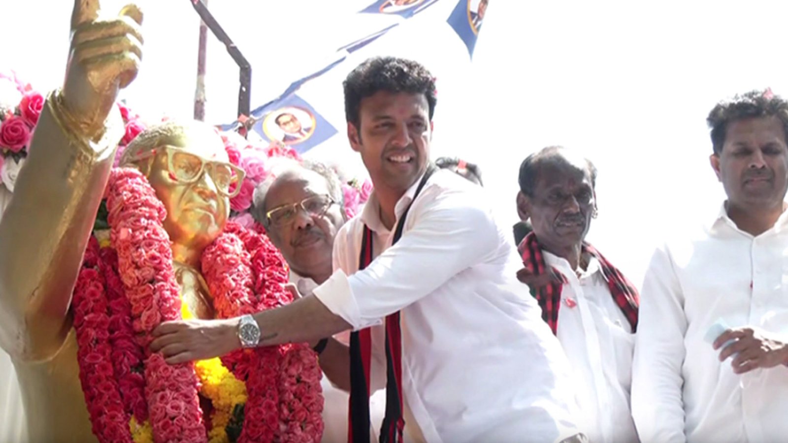 மாலை அணிவித்து வாக்கு சேகரிப்பு: வில்லிவாக்கத்தில் கார்த்திக் மோகன் தீவிர பரப்புரை!