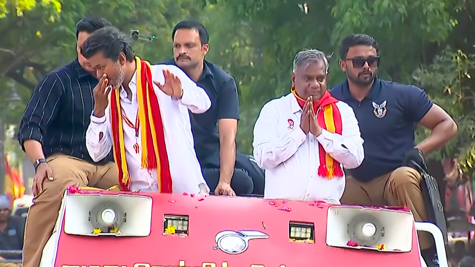 டி.நகரில் வீதி வீதியாக வாக்குச் சேகரிப்பு: த.வெ.க வேட்பாளர் புஸ்ஸி ஆனந்திற்கு ஆதரவாகத் தலைவர் விஜய் அதிரடி பரப்புரை!