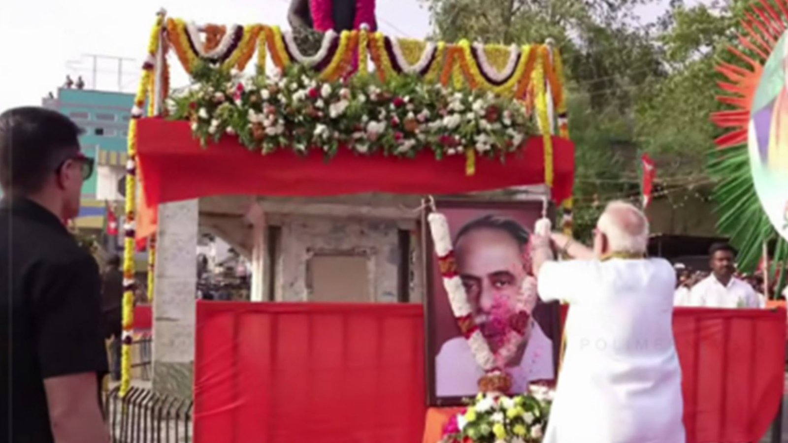 நாகர்கோவில் சாலைப்பயணத்தில் அண்ணா சிலைக்கு பிரதமர் மோடி மலர் தூவி மரியாதை! அதிமுக - பாஜக தொண்டர்கள் உற்சாகம்.