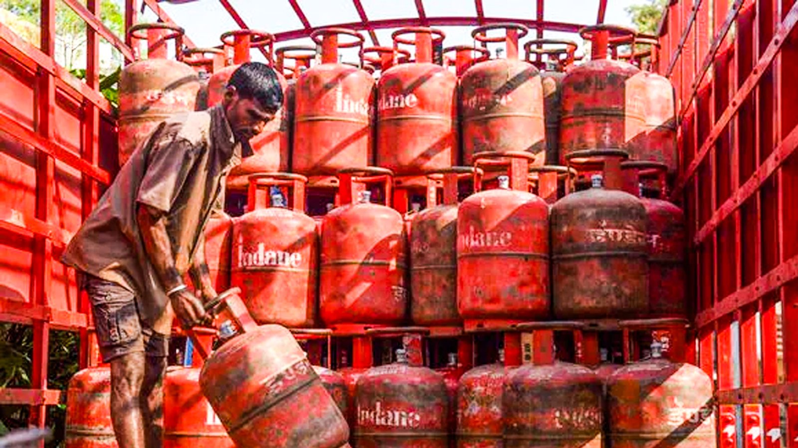 சிலிண்டர் தட்டுப்பாடு: "சீரடைய 4 ஆண்டுகள் ஆகும்" - மத்திய அரசு அதிகாரிகளின் அதிர்ச்சி தகவல்!