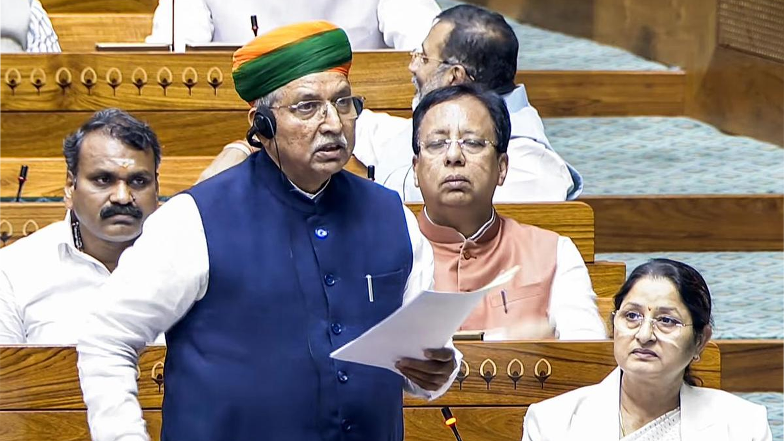 நாடாளுமன்றத்தில் வரலாற்றுச் சிறப்புமிக்க நிகழ்வு: பெண்கள் இடஒதுக்கீடு மற்றும் தொகுதி மறுவரையறை மசோதாக்களைத் தாக்கல் செய்தார் அமைச்சர் அர்ஜுன் ராம் மேக்வால்!