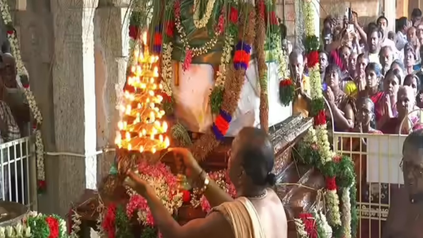 வள்ளியூர் சுப்பிரமணிய சுவாமி கோவில் சித்திரை பெருவிழா கோலாகலத் தொடக்கம்: கொடியேற்றத்தில் திரண்ட ஆயிரக்கணக்கான பக்தர்கள்!