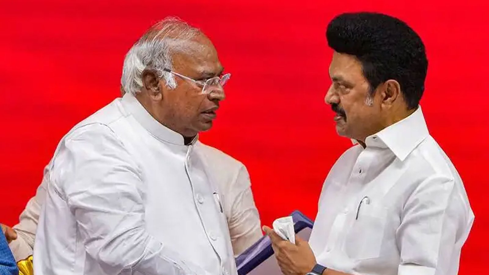 நீங்கள் தனியாக இல்லை.. நாடே உங்கள் பின்னால் இருக்கிறது!" - முதல்வர் ஸ்டாலினுக்கு கார்கே புகழாரம்!