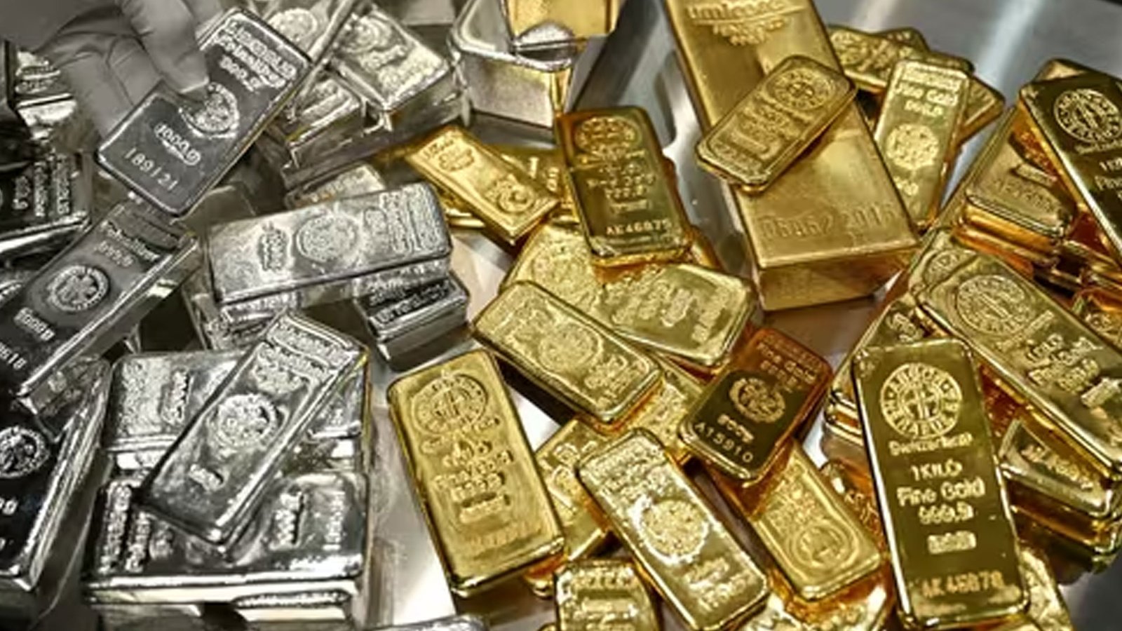இன்றைய தங்கம் மற்றும் வெள்ளி விலை நிலவரம்: மீண்டும் அதிரடி உயர்வு! அதிர்ச்சியில் நகைப்பிரியர்கள்.