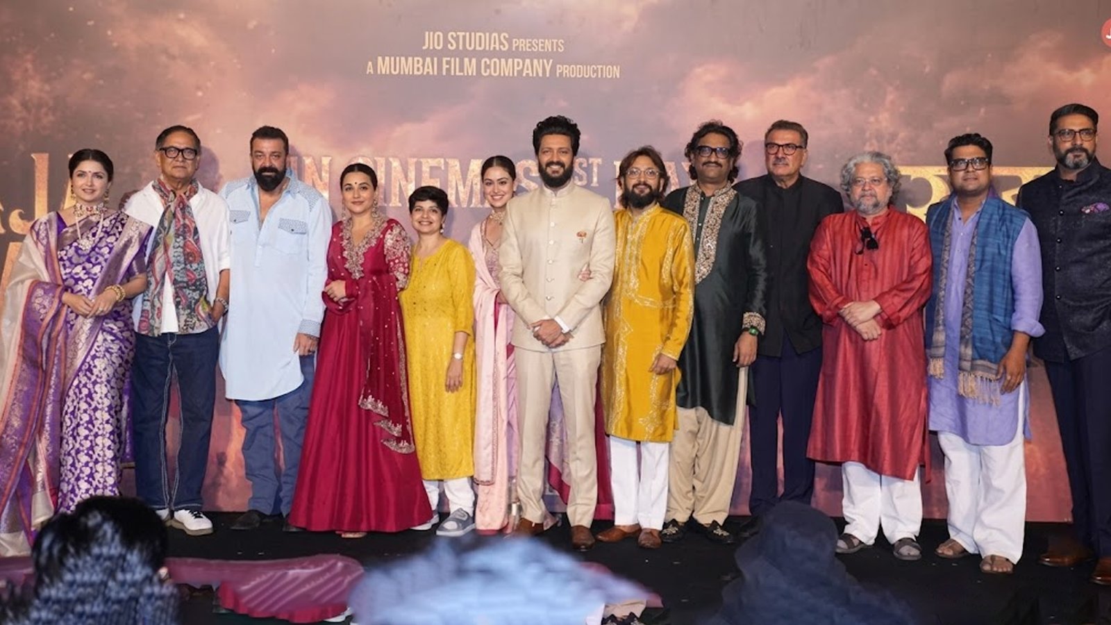 "பல இரவுகள் தூங்கவில்லை" - கணவர் ரித்தேஷின் உருக்கமான பேச்சைக் கேட்டு மேடையிலேயே கதறி அழுத ஜெனிலியா! வைரல் வீடியோ.