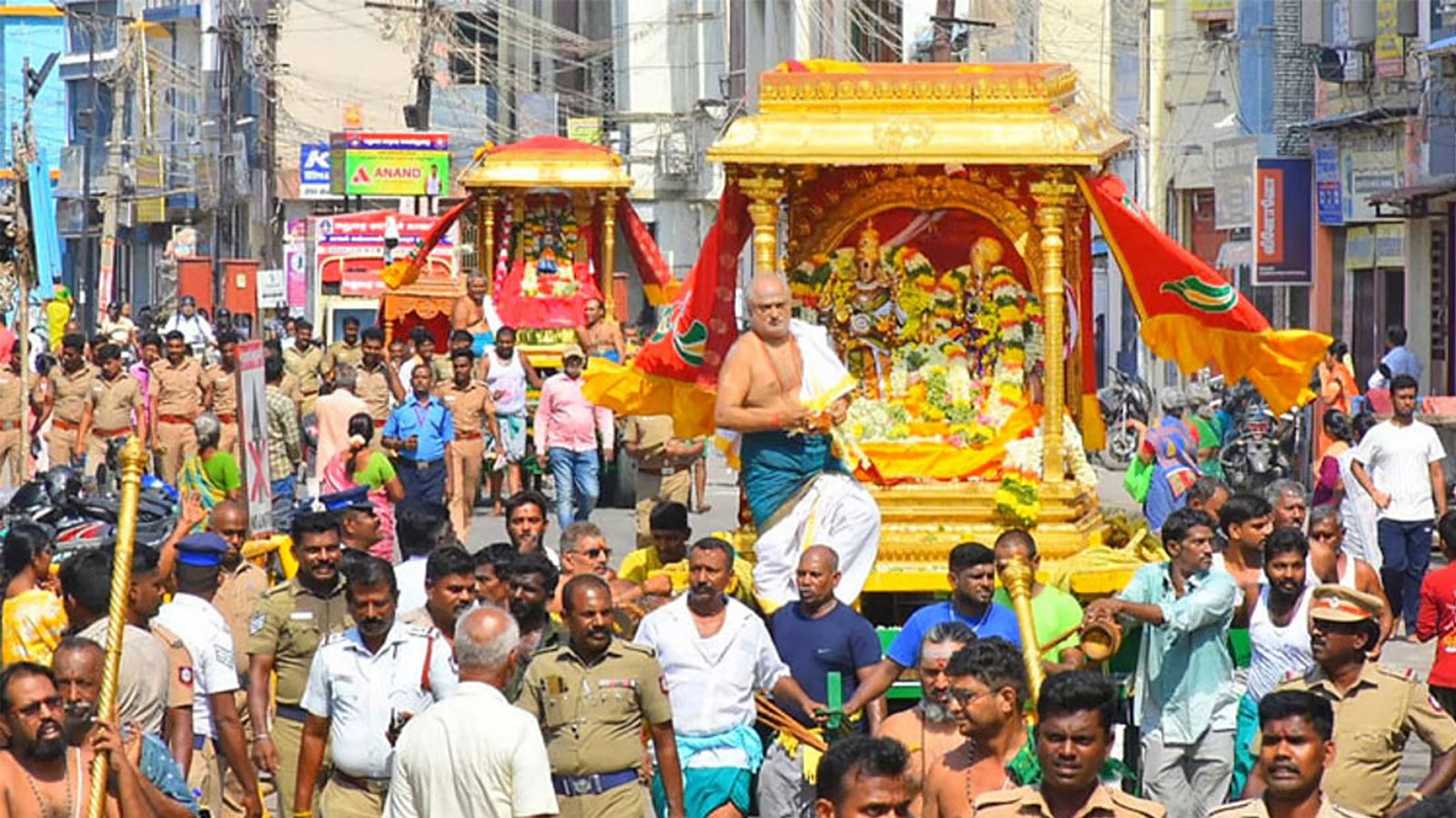 மதுரையில் ஜொலிக்கும் மீனாட்சி: சித்திரை திருவிழா 4-ம் நாள் - இருவேளையும் தங்கப் பல்லக்கில் அம்மன் உலா!