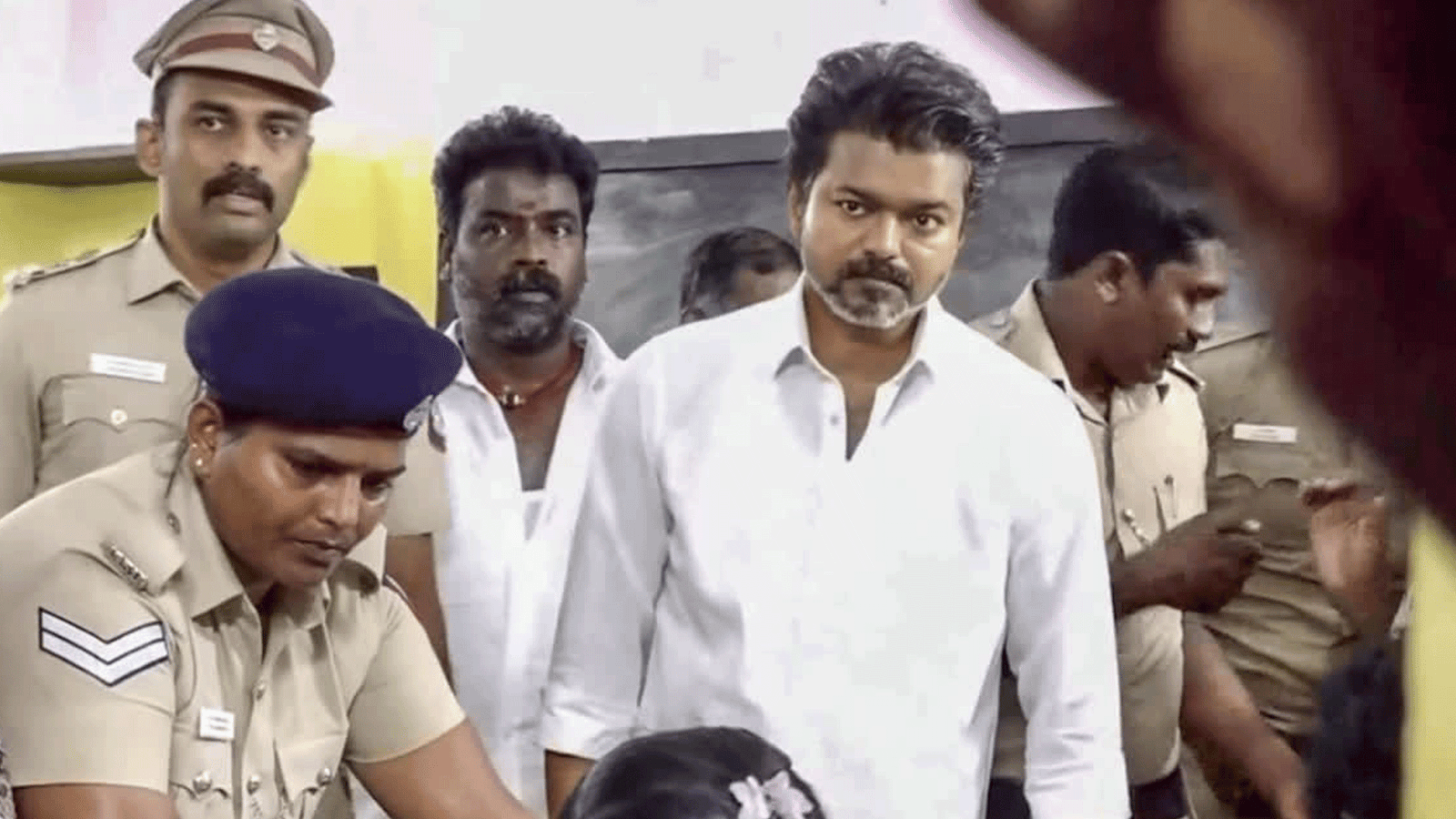 நீலாங்கரையில் தனது வாக்கை பதிவு செய்தார் தவெக தலைவர் விஜய்: குவியும் ரசிகர்கள்!