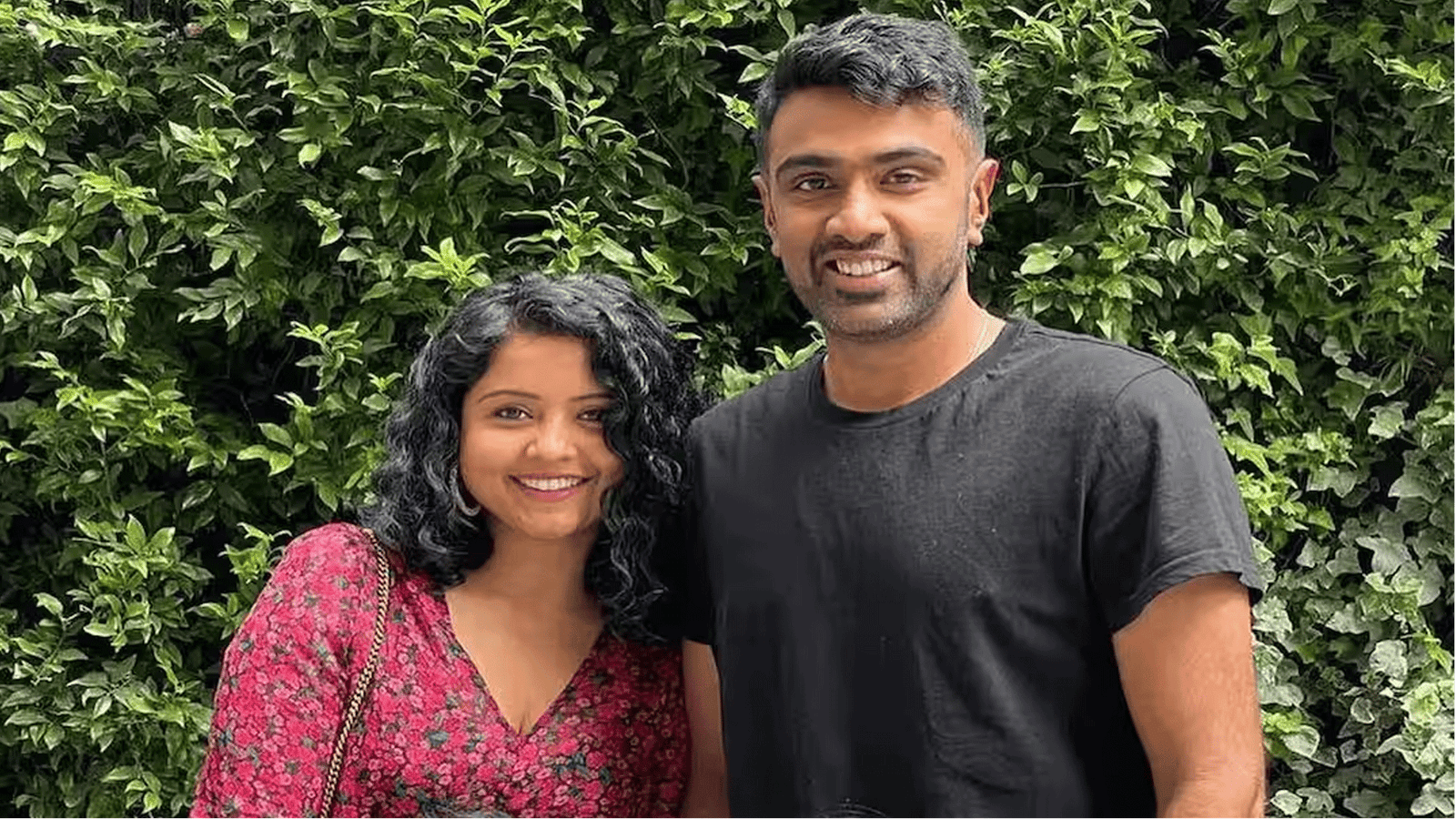 மனைவியுடன் வந்து வாக்களித்தார் கிரிக்கெட் நட்சத்திரம் ரவிச்சந்திரன் அஸ்வின்!