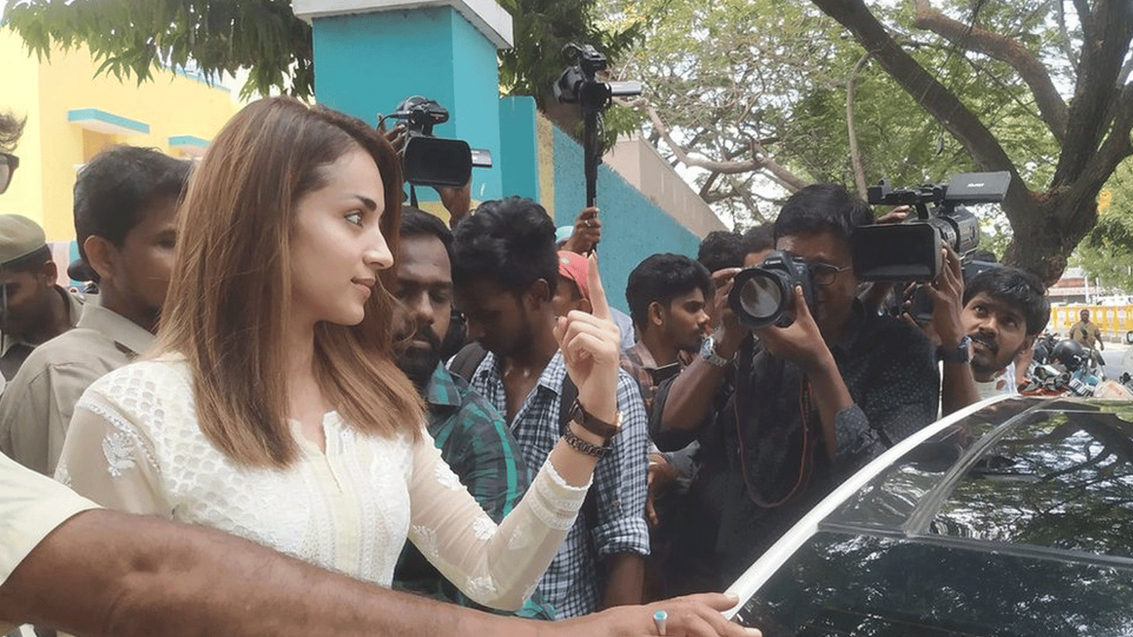 அம்மாவோடு வந்து வாக்களித்த நடிகை திரிஷா: ஆழ்வார்பேட்டையில் ஜனநாயகக் கடமை!