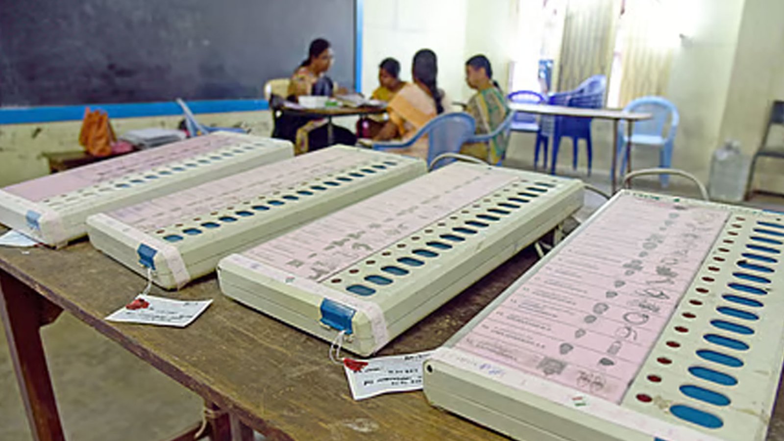 தமிழ்நாடு சட்டமன்றத் தேர்தல் 2026: வாக்கு சரிபார்ப்பு பணிகள் தீவிரம் - படிவம் 17C உடன் ஒப்பிடும் தேர்தல் அதிகாரிகள்!