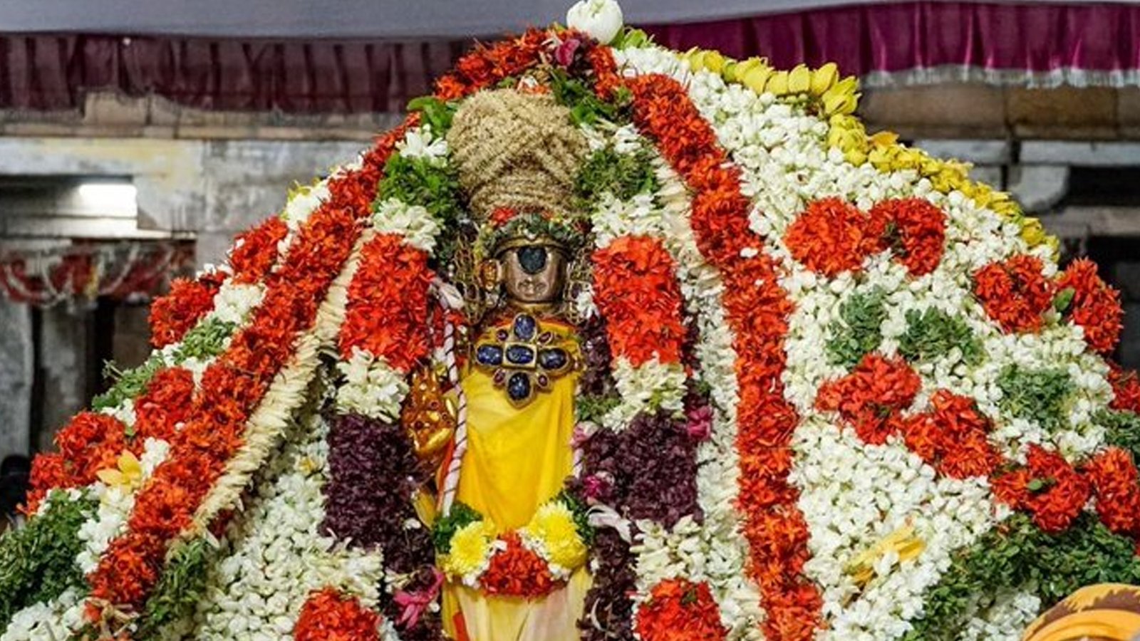 ஸ்ரீரங்கம் பூச்சாற்றுத் திருவிழா 2026: 4-ம் நாள் விழாவில் நம்பெருமாள் பூக்குடையில் எழுந்தருளி பக்தர்களுக்கு அருள்பாலிப்பு!