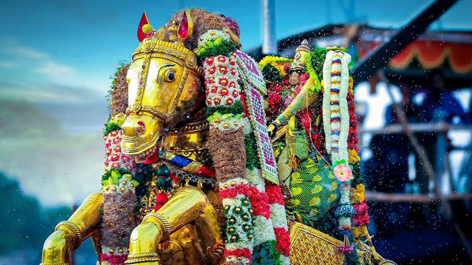 மதுரையில் கள்ளழகர் வைகை ஆற்றில் இறங்கும் வைபவம்: அழகர் கோவிலில் இருந்து மதுரை நோக்கிப் புறப்பட்ட வாகனங்கள்!