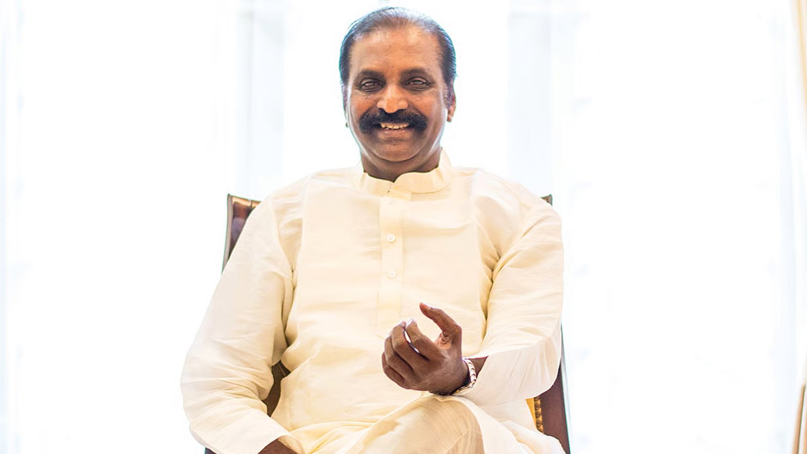 "இது படமல்ல; அறியாத பூகோளம்!" - 'Apex' ஆங்கிலப் படத்தை உச்சிமுகர்ந்த கவிஞர் வைரமுத்து!