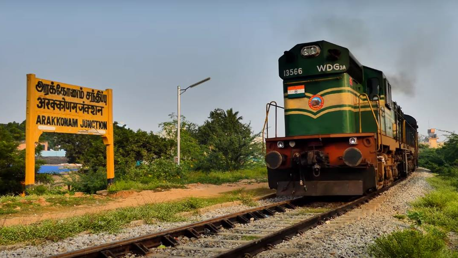 ரயில் பயணிகள் கவனத்திற்கு! திருத்தணி - அரக்கோணம் இடையே மின்சார ரயில் சேவைகள் ரத்து: முழு விவரம் இதோ!