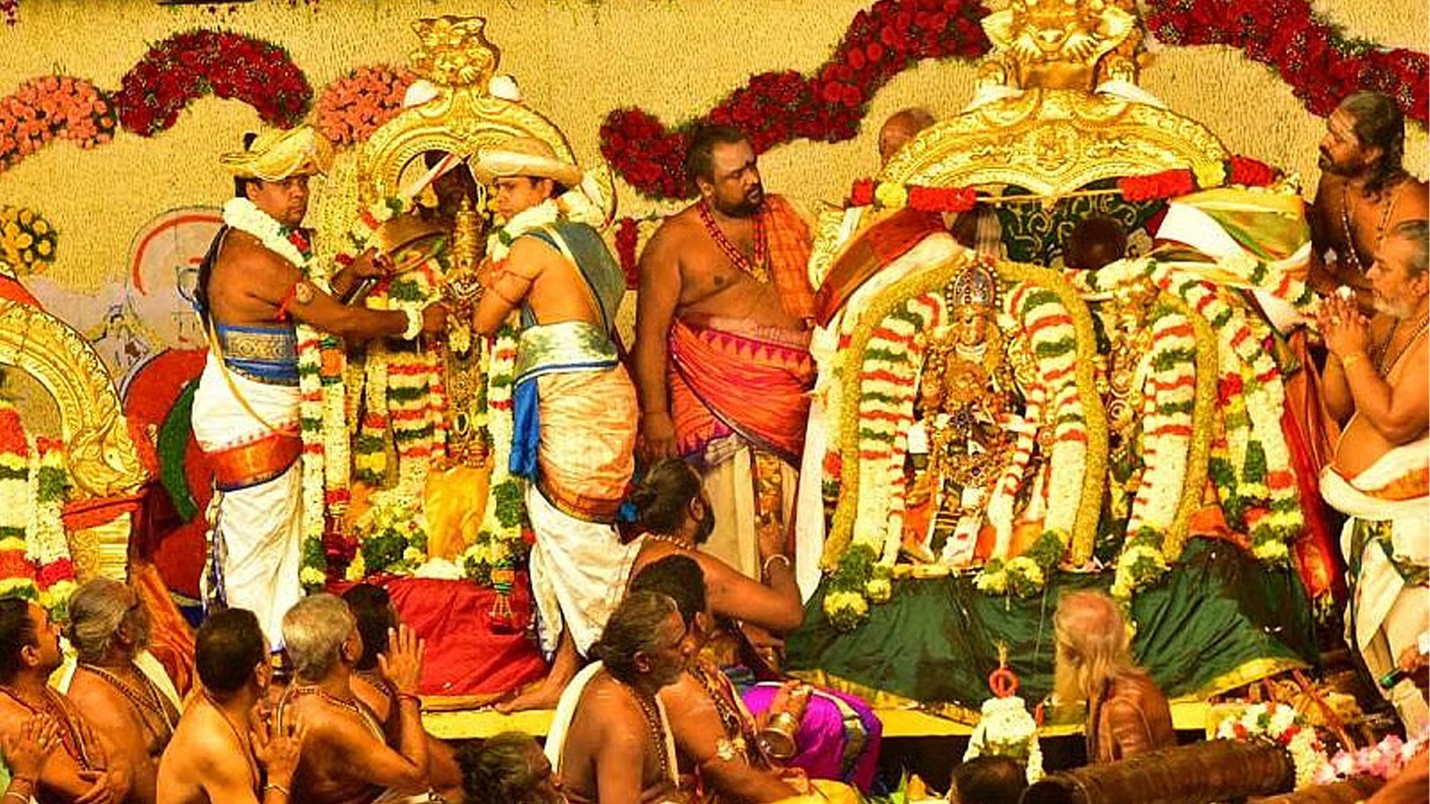 மதுரை மீனாட்சி - சுந்தரேசுவரர் திருக்கல்யாணம்: பக்திப் பரவசத்தில் மதுரை மாநகரம் - ஆயிரக்கணக்கான பக்தர்கள் தரிசனம்!