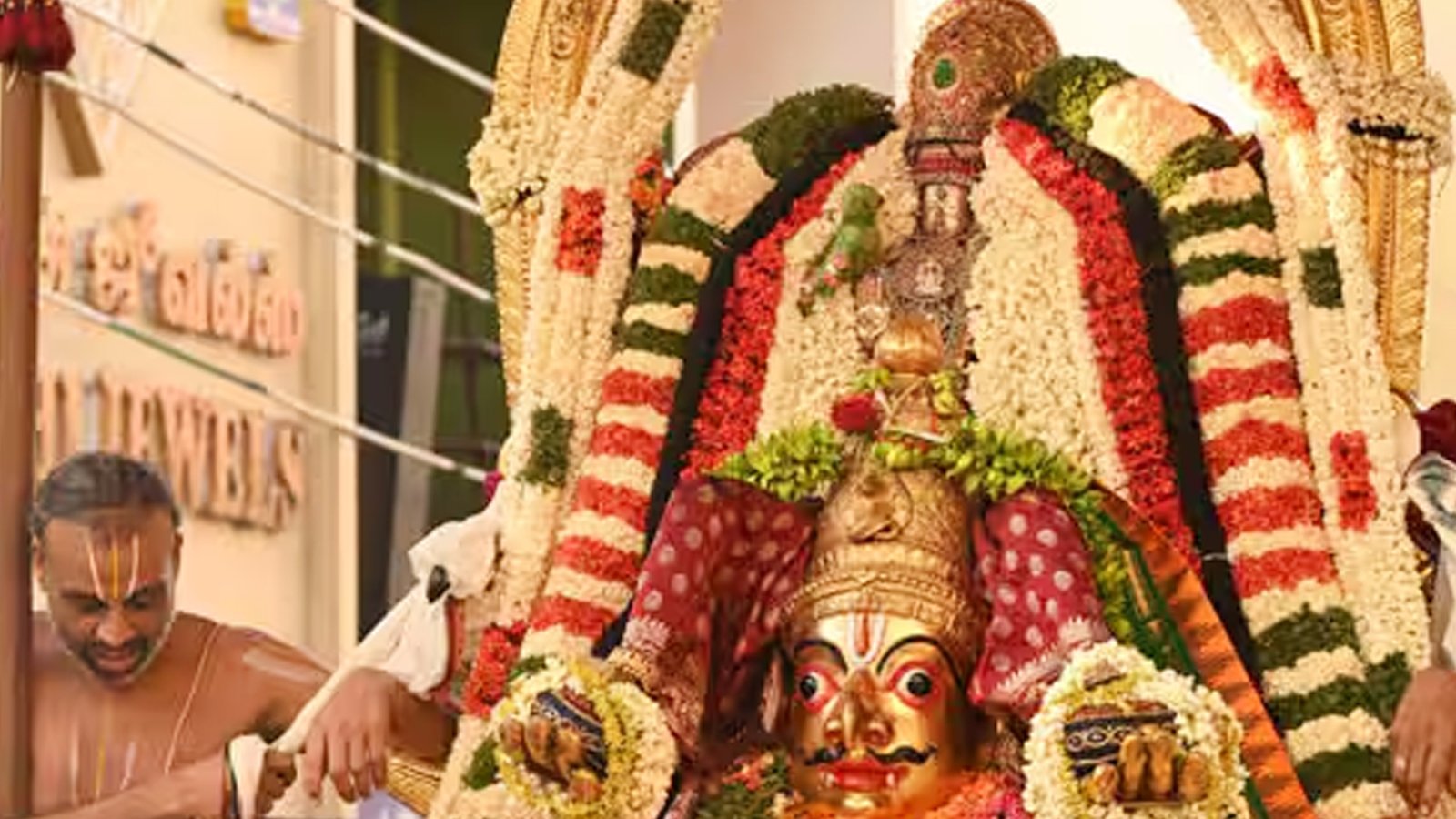 பண்ருட்டி வரதராஜ பெருமாள் கோயில் பிரம்மோற்சவம்: 5-ம் நாள் விழாவில் கருட வாகனத்தில் பெருமாள் திருவீதியுலா!