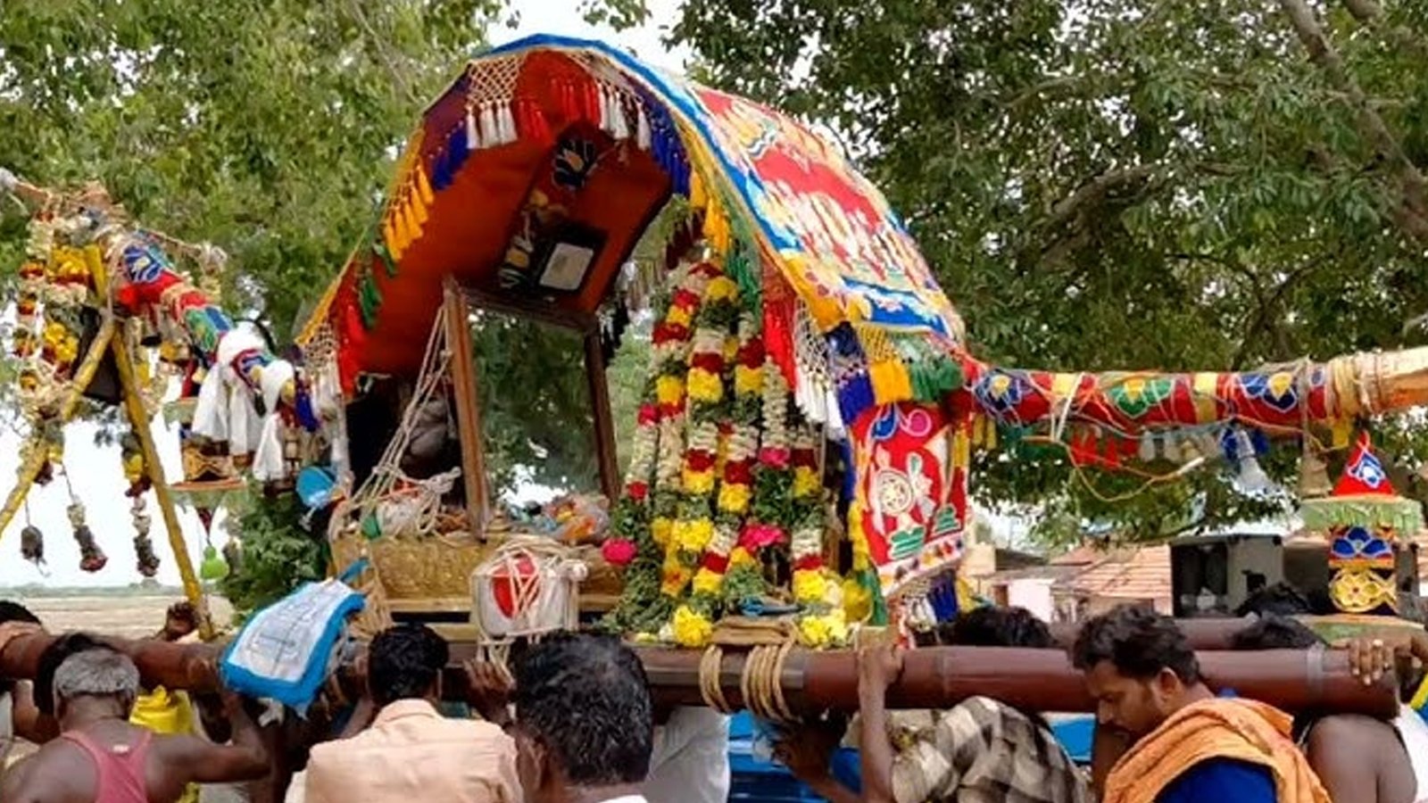 மதுரை நோக்கிப் புறப்பட்டார் கள்ளழகர்: தங்கப் பல்லக்கில் சுந்தரராஜ பெருமாள் எழுந்தருளல் - மே 1-ல் வைகையில் இறங்குகிறார்!