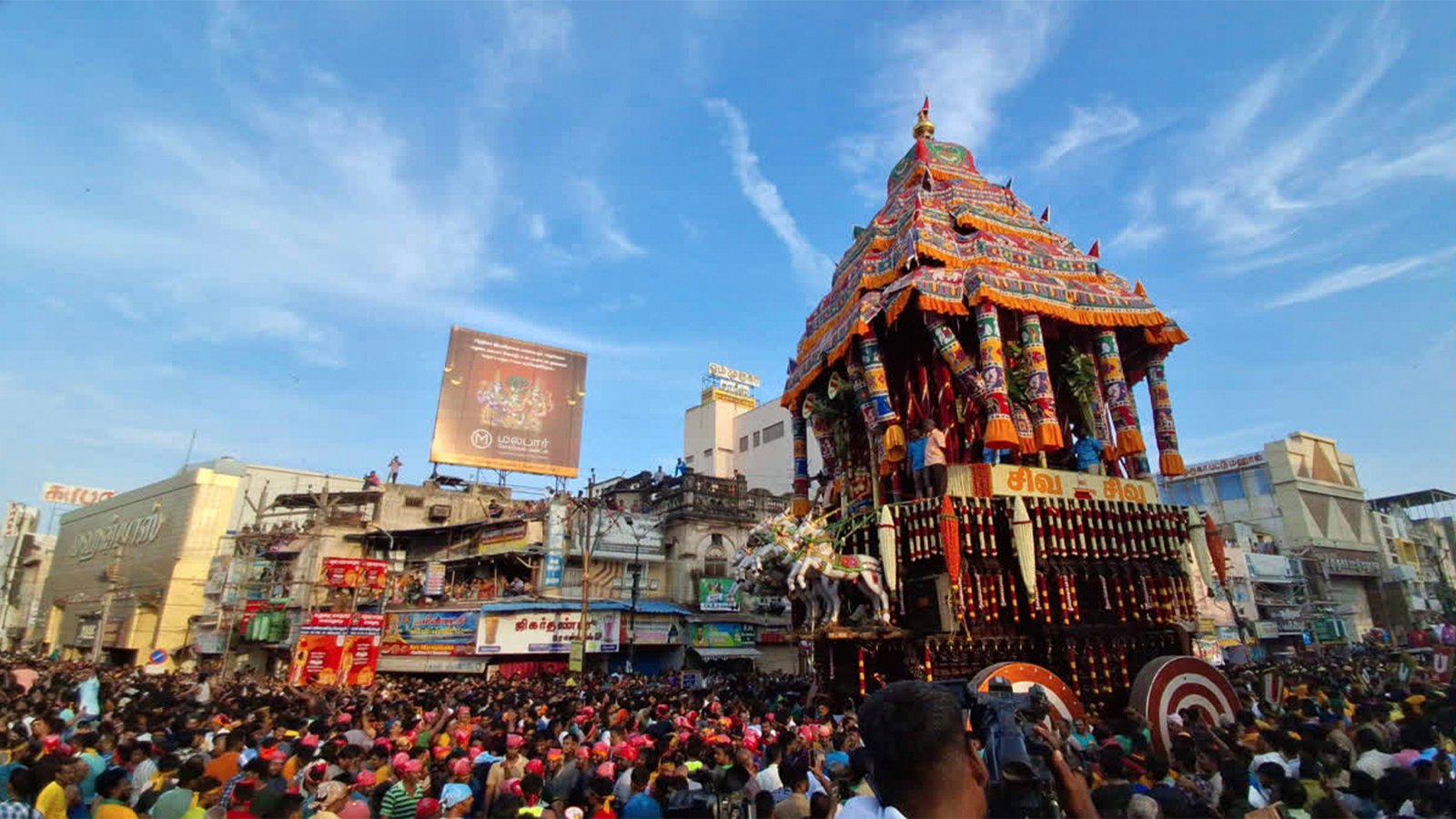 பக்திப் பரவசத்தில் மதுரை மாநகரம்: சித்திரை திருவிழாவின் சிகர நிகழ்வான தேரோட்டம் கோலாகலம் - லட்சக்கணக்கான பக்தர்கள் தரிசனம்!