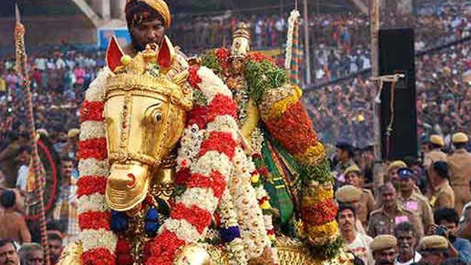 மதுரை நோக்கிப் புறப்பட்டார் கள்ளழகர்! தங்கப்பல்லக்கில் கள்ளர் வேடம் பூண்டு அதிரடிப் பயணம் – களைகட்டும் சித்திரைத் திருவிழா!