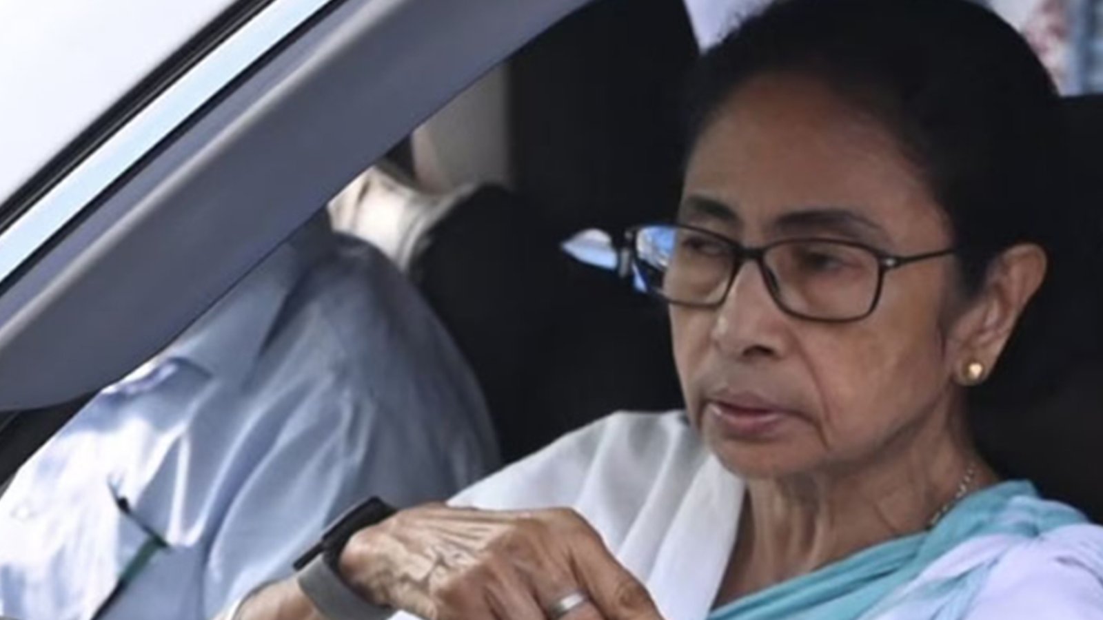 ராஜினாமா செய்யப்போவதில்லை" - தேர்தல் முடிவுகளுக்குப் பின் மம்தா பானர்ஜி அதிரடி: கொல்கத்தாவில் அரசியல் பரபரப்பு!