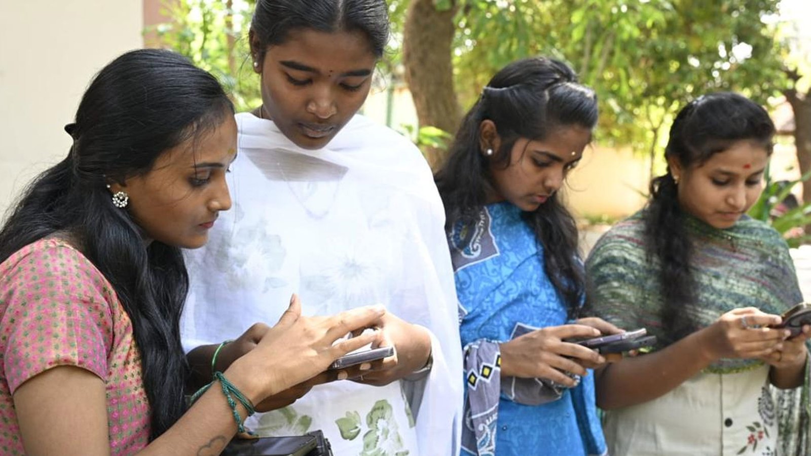 பிளஸ் 2 பொதுத்தேர்வு முடிவுகள்: வழக்கம் போல் தடம் பதித்த மாணவிகள்! 97% தேர்ச்சி பெற்று சாதனை!
