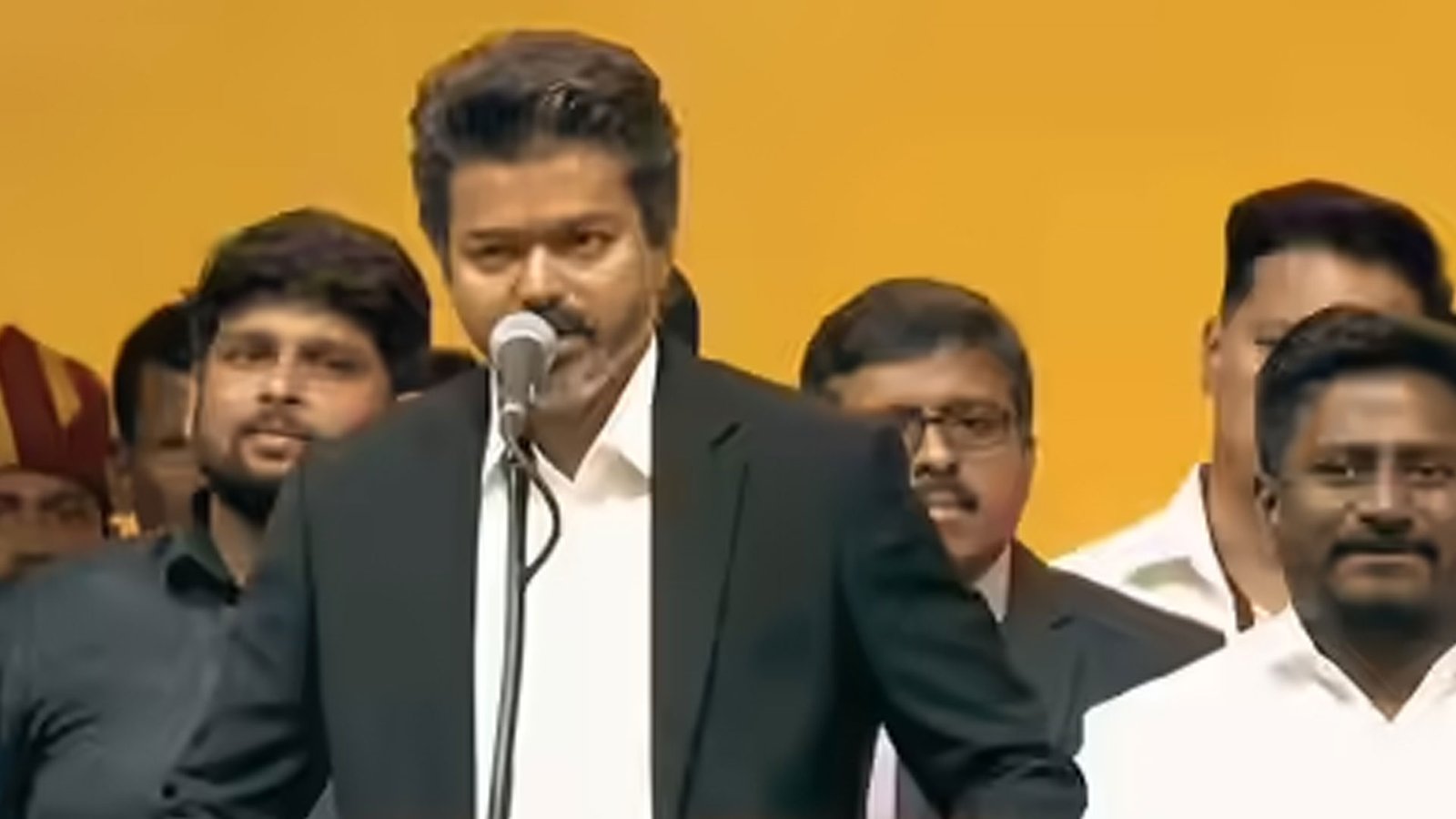 தமிழகத்தின் 14-வது முதலமைச்சராக விஜய் பதவியேற்பு: முதல் 3 அதிரடி கையெழுத்துக்கள் இவைதான்!