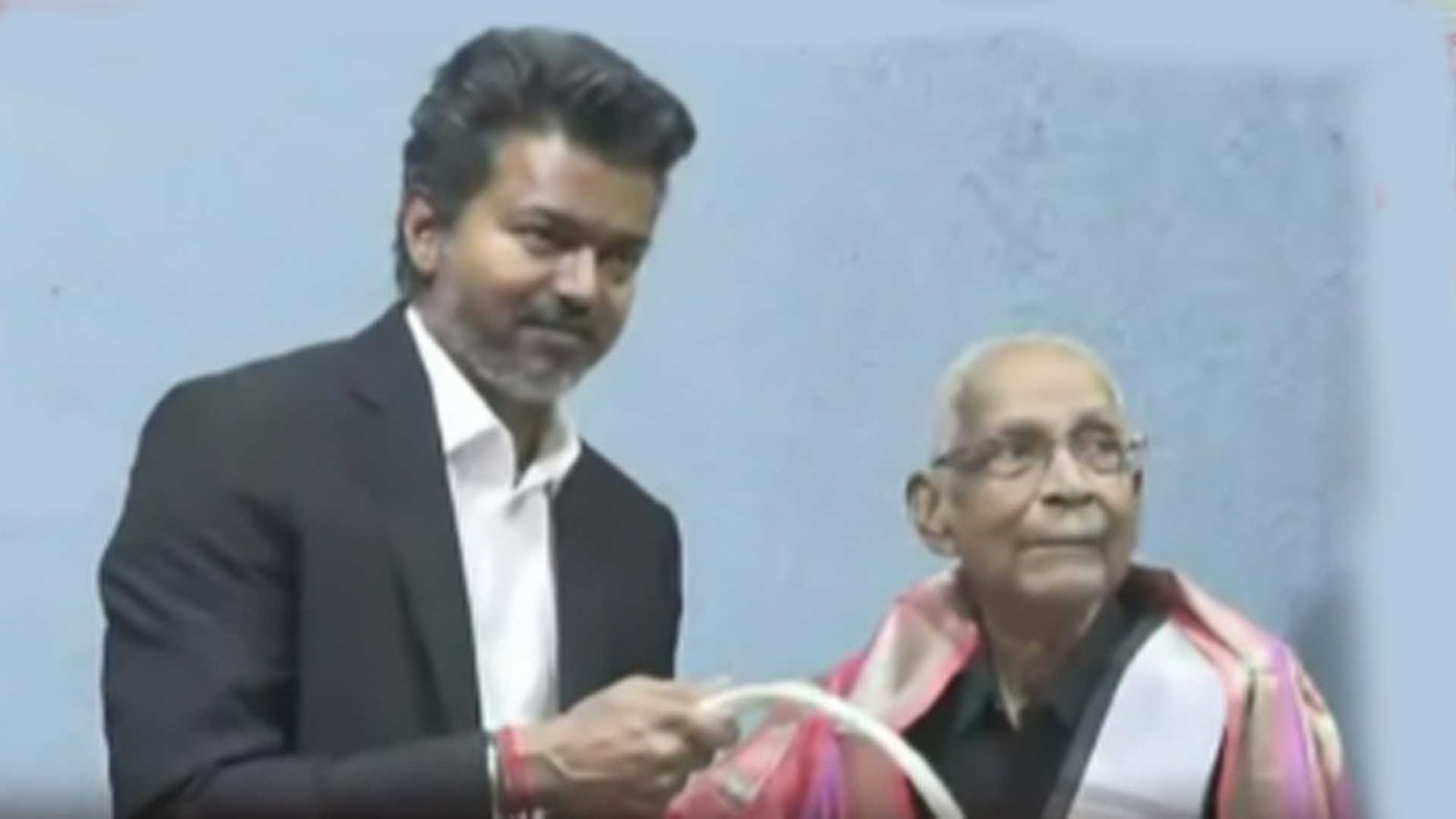 பெரியார் திடலில் முதலமைச்சர் விஜய் மலர்தூவி மரியாதை: கி.வீரமணியிடம் வாழ்த்துப் பெற்றார்!