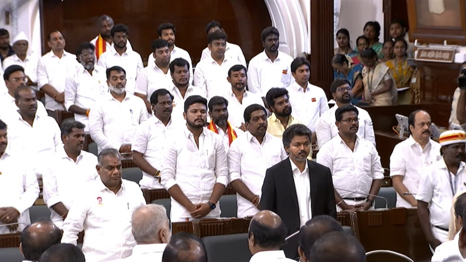 நெகிழ்ச்சி! தனது ஓட்டுநரின் மகன் எம்.எல்.ஏ-வாக பதவியேற்பு: புன்னகையோடு வரவேற்ற முதல்வர் விஜய்!