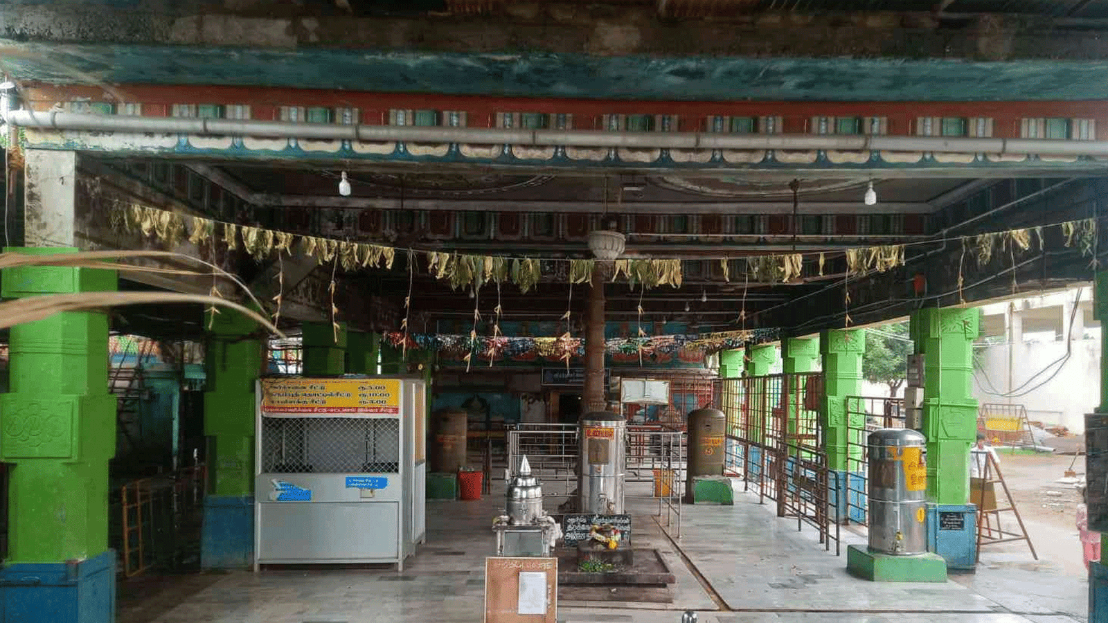சிவகங்கை: தாயமங்கலம் முத்துமாரியம்மன் கோயிலில் பூஜை செய்வதில் இரு தரப்பினரிடையே மோதல் - போலீசார் தீவிர விசாரணை!
