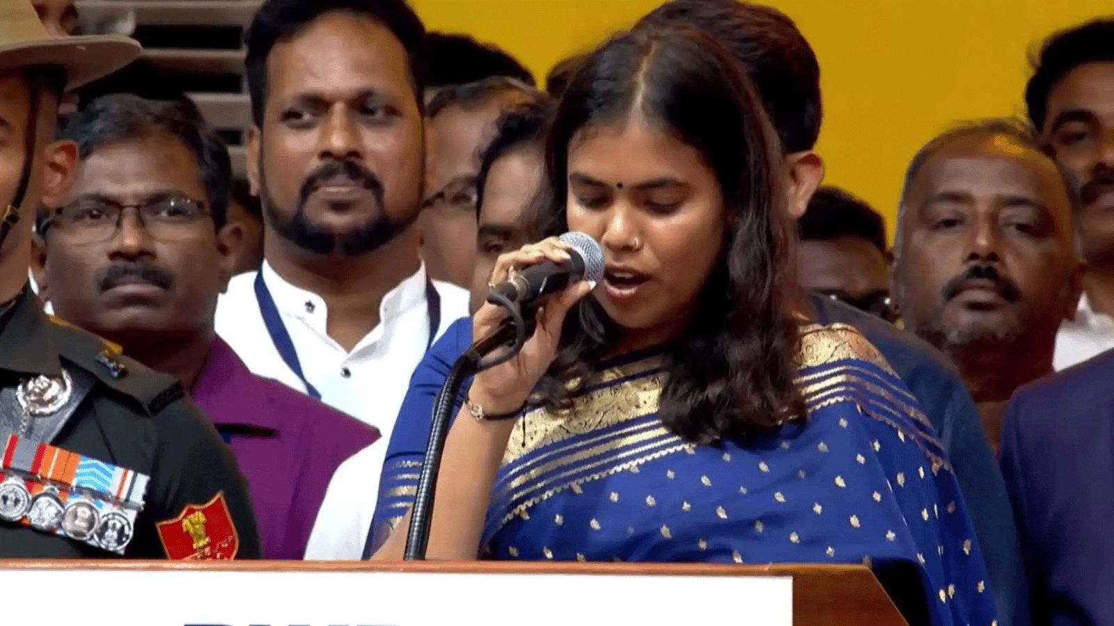 வெற்றிச் சான்றிதழை மறந்த இளம் அமைச்சர்; பின்னர் எடுத்து வந்து எம்.எல்.ஏ-வாகப் பதவியேற்ற தவெக கீர்த்தனா!