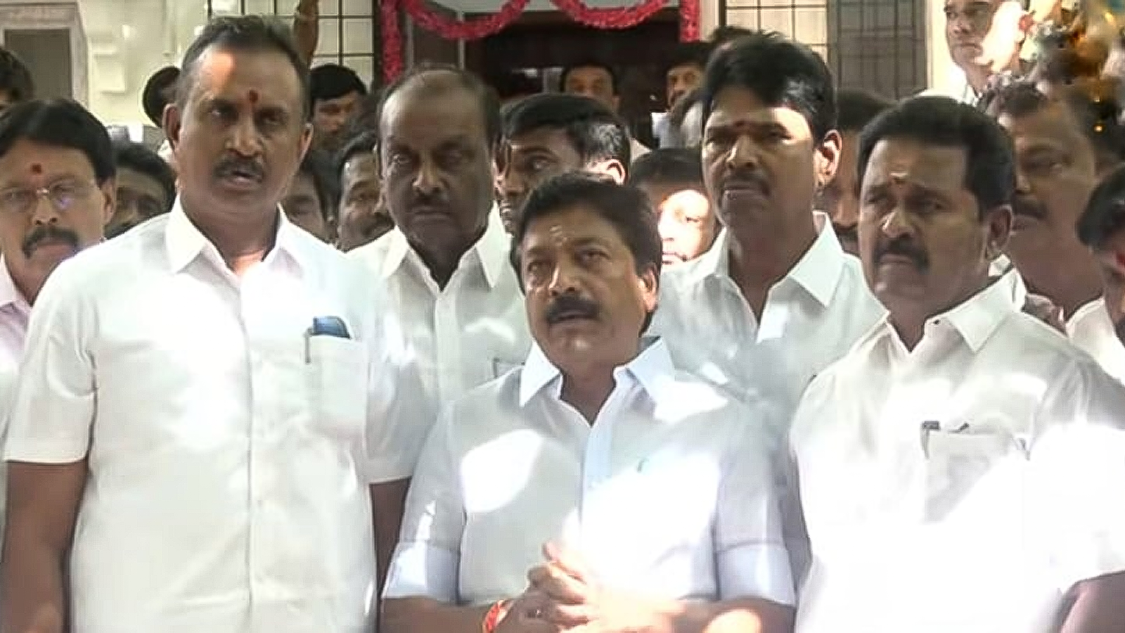 "கொறடாவை எம்.எல்.ஏ.க்களே தேர்வு செய்ய முடியும்" - இ.பி.எஸ்-க்கு சி.வி.சண்முகம் நேரடி பதிலடி!