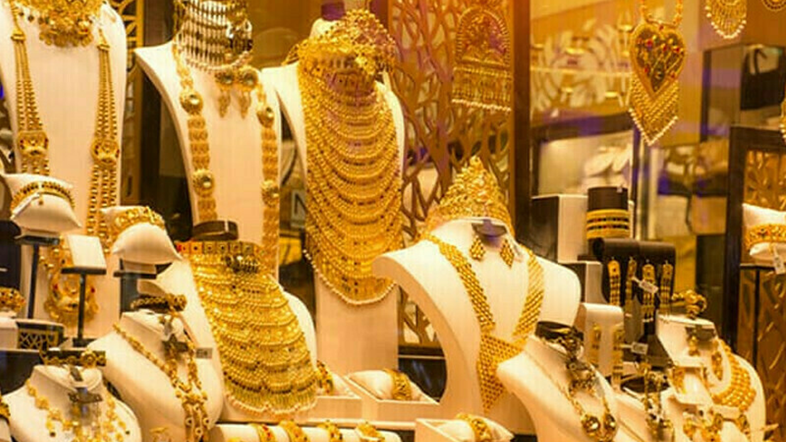 தங்கம் விலை அதிரடியாக சரிந்தது! சவரனுக்கு ரூ.3,200 குறைந்து இல்லத்தரசிகளுக்கு மகிழ்ச்சி!
