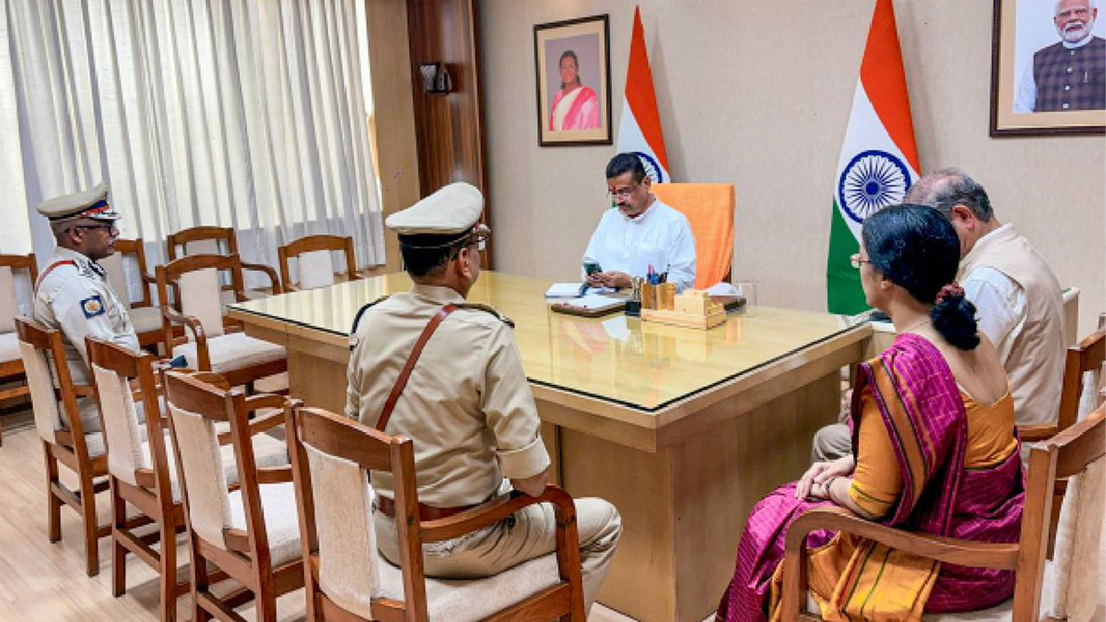 மேற்கு வங்கத்தில் பெண்களுக்கு மாதம் ரூ.3000 மற்றும் இலவச பேருந்து பயணம்: ஜூன் 1 முதல் அமலுக்கு வரும் பாஜக அரசின் புதிய திட்டங்கள்!
