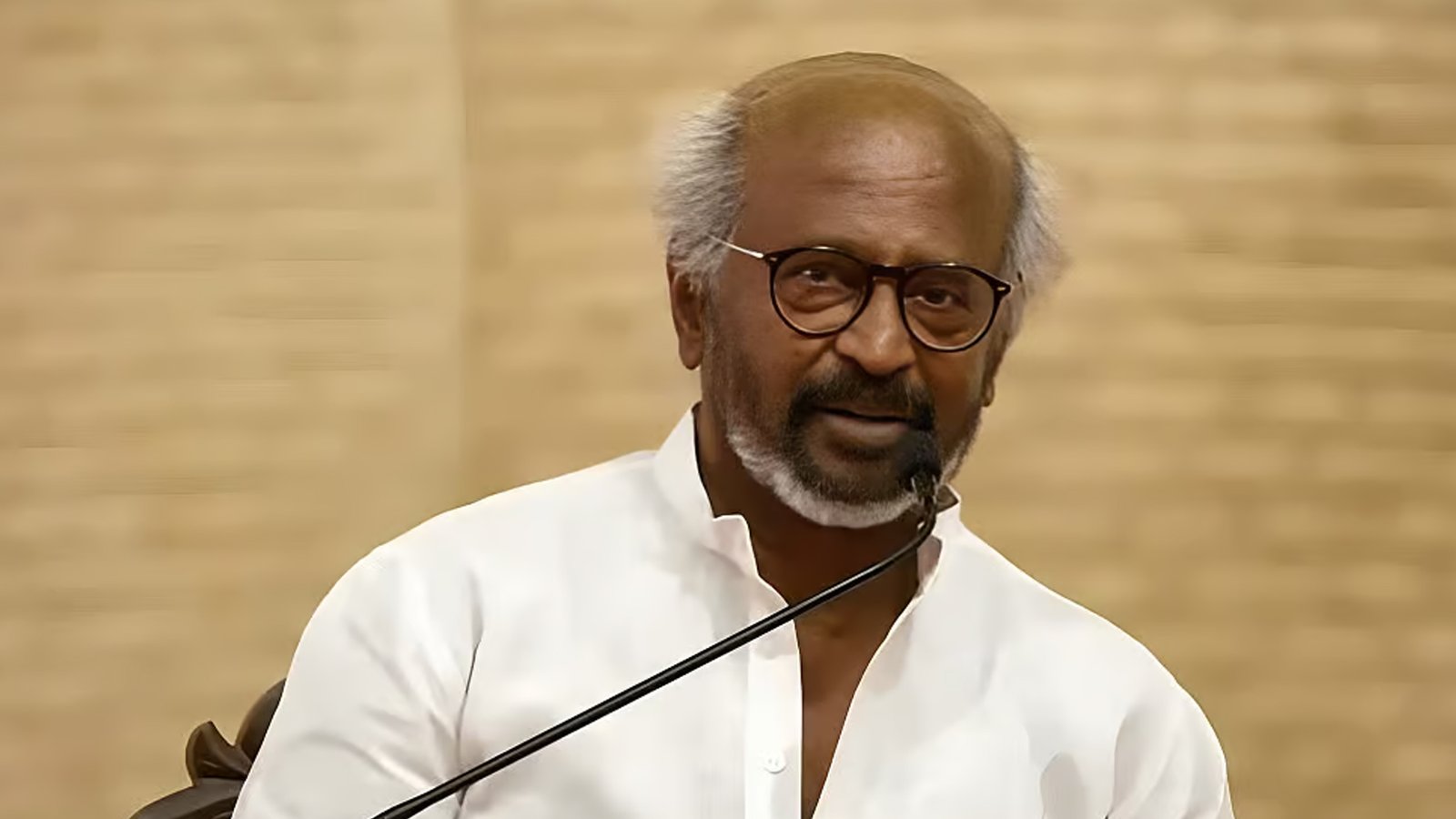 "பட்டம் வரும்.. போகும்..!" - சூப்பர்ஸ்டார் என்றால் யார்? ஸ்ரீஸ்ரீ ரவிசங்கர் முன்னிலையில் ரஜினிகாந்த் உருக்கம்!