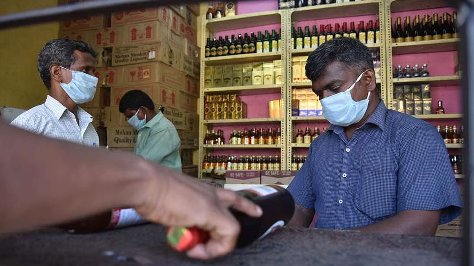 டாஸ்மாக் மதுக்கடைகளில் கூடுதல் விலைக்கு விற்பனை செய்தால் கடும் நடவடிக்கை – அதிகாரிகள் எச்சரிக்கை