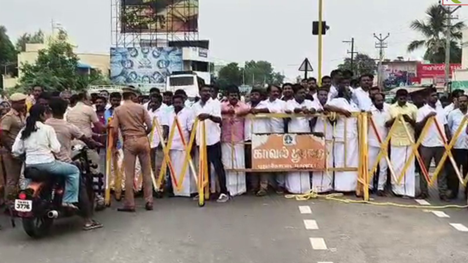 புதுக்கோட்டையில் அ.தி.மு.க-வினர் இடையே மோதல்: கட்சி அலுவலக பூட்டை உடைக்க முயற்சி - விஜயபாஸ்கர் ஆதரவாளர்கள் மறியல்!
