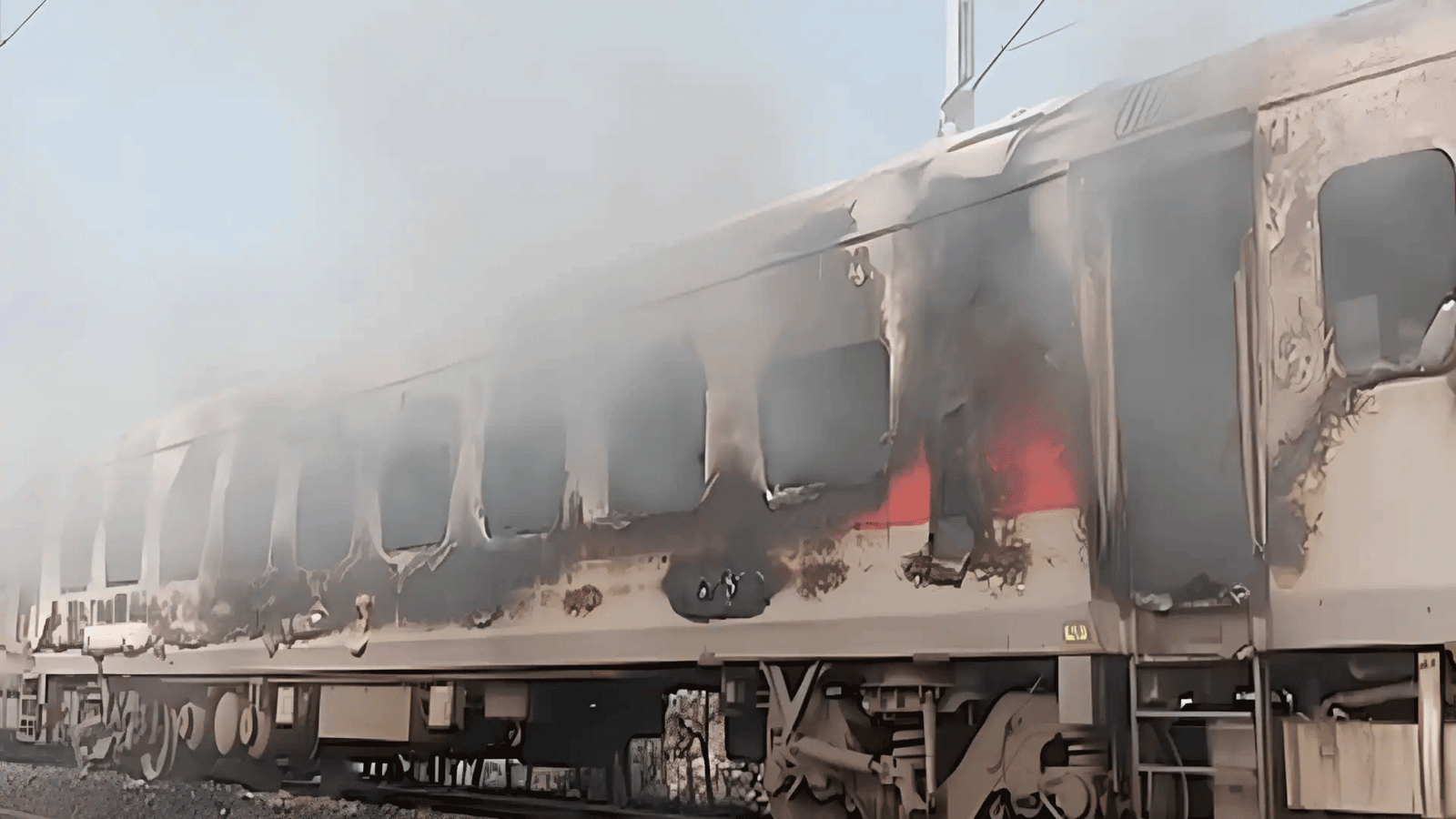 திருவனந்தபுரம் - டெல்லி ராஜதானி எக்ஸ்பிரஸ் ரயிலில் பயங்கர தீ விபத்து: கோட்டா அருகே அதிர்ச்சி சம்பவம்!