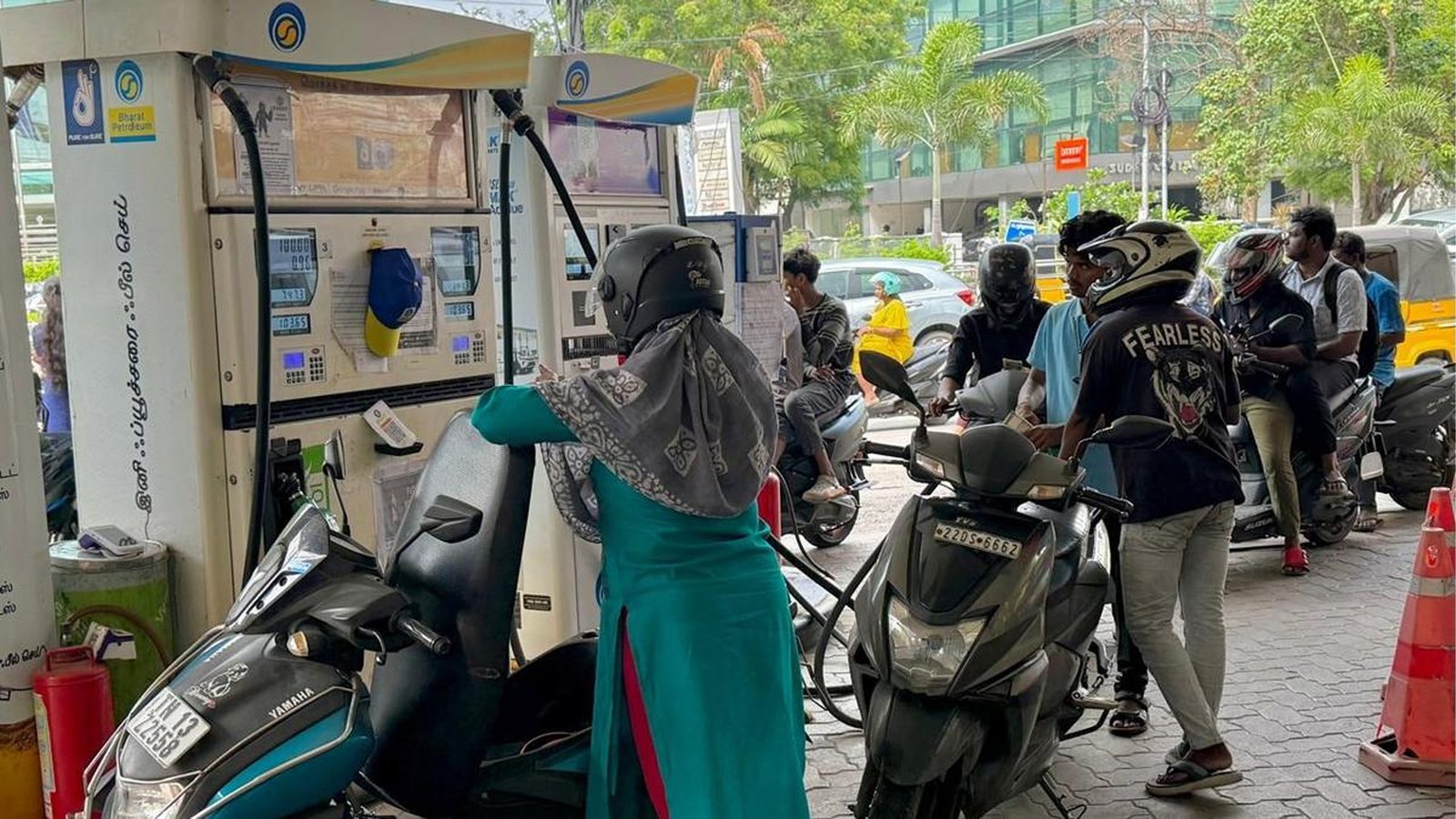 மீண்டும் உயர்ந்த பெட்ரோல், டீசல் விலை: 4 நாட்களில் 2-வது முறையாக விலை ஏற்றத்தால் வாகன ஓட்டிகள் அதிர்ச்சி!
