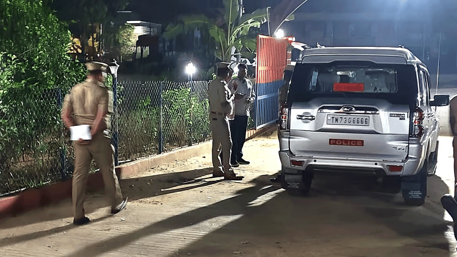 நெல்லை ராமையன்பட்டி அவுட்போஸ்ட் மீது பெட்ரோல் குண்டு வீச்சு: பழிவாங்கத் துணிந்த 3 ‘சிறார்கள்’ தச்சநல்லூர் காவல் நிலையத்தில் சரண்!