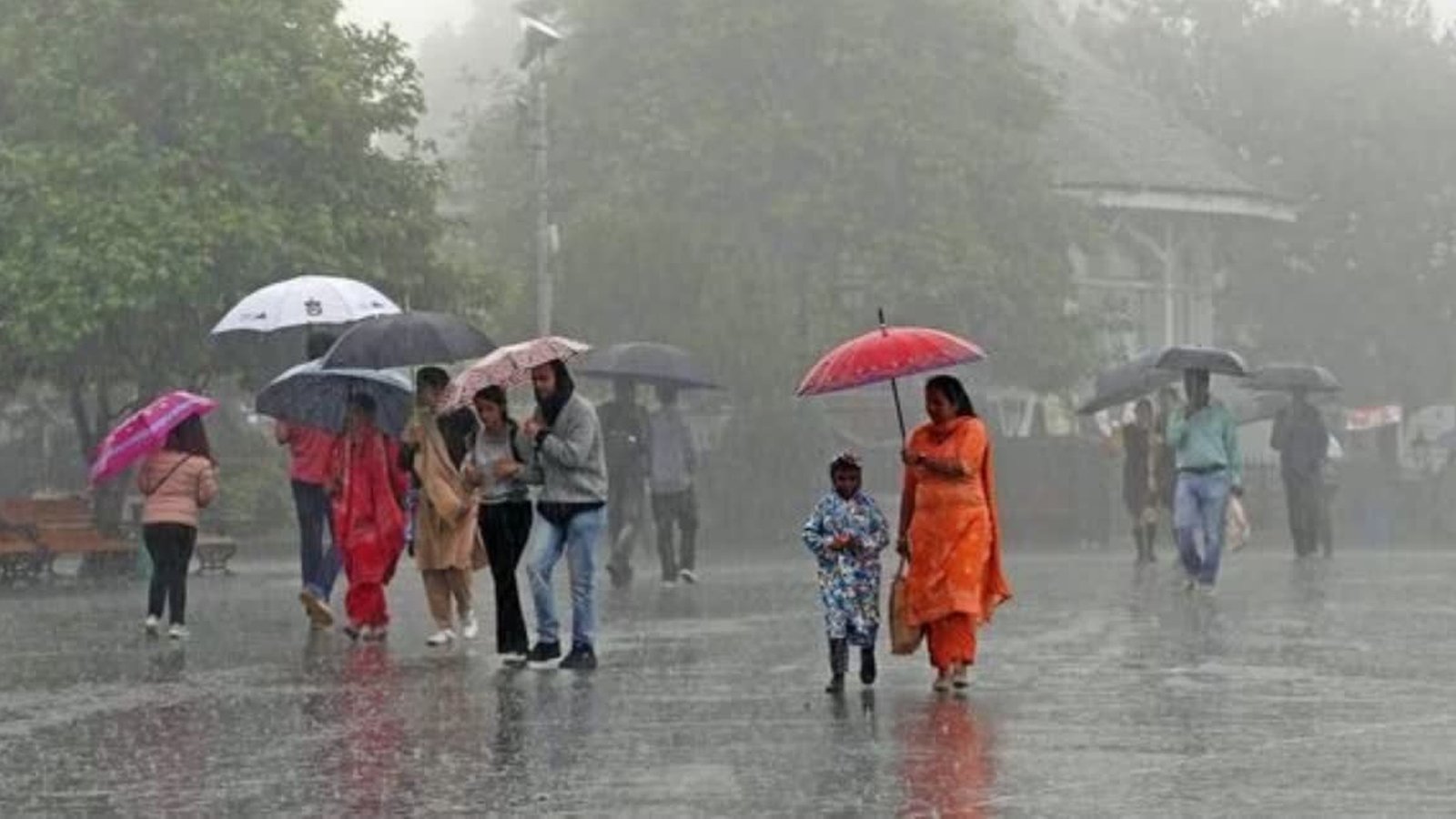 கோடை வெயிலுக்கு நடுவே குளிர்ச்சி: கோவை, நீலகிரி உட்பட 5 மாவட்டங்களில் இன்று கனமழை எச்சரிக்கை!