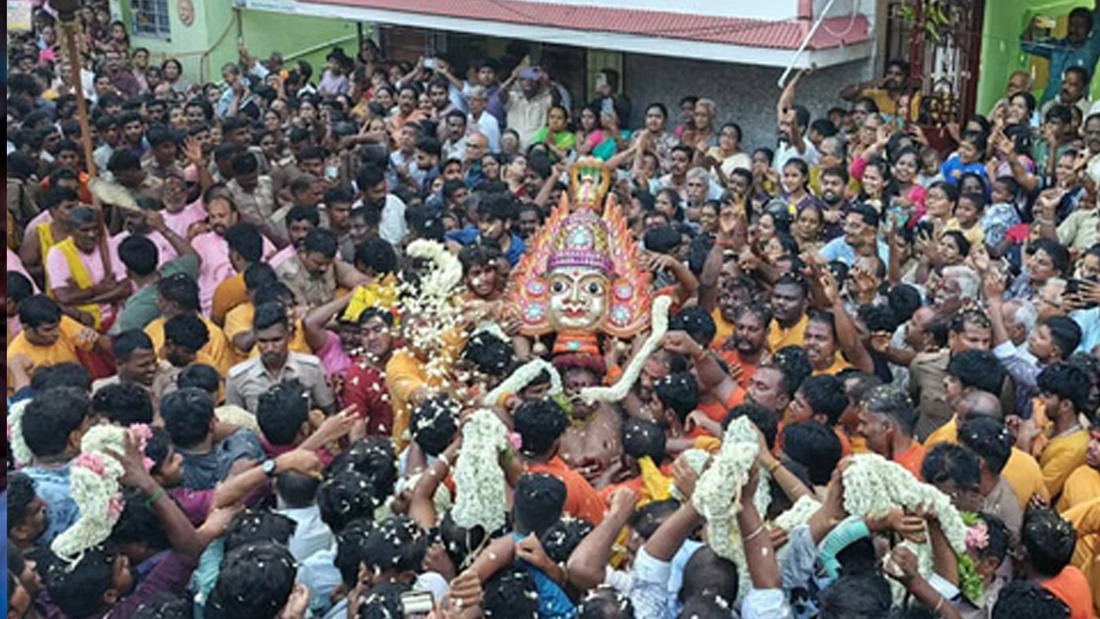 பக்தி வெள்ளத்தில் போளூர்: கீழ்ப்பட்டு ஸ்ரீ கெங்கையம்மன் ஆலய சிரசு திருவிழா கோலாகலம்! திரண்ட ஆயிரக்கணக்கான பக்தர்கள்!