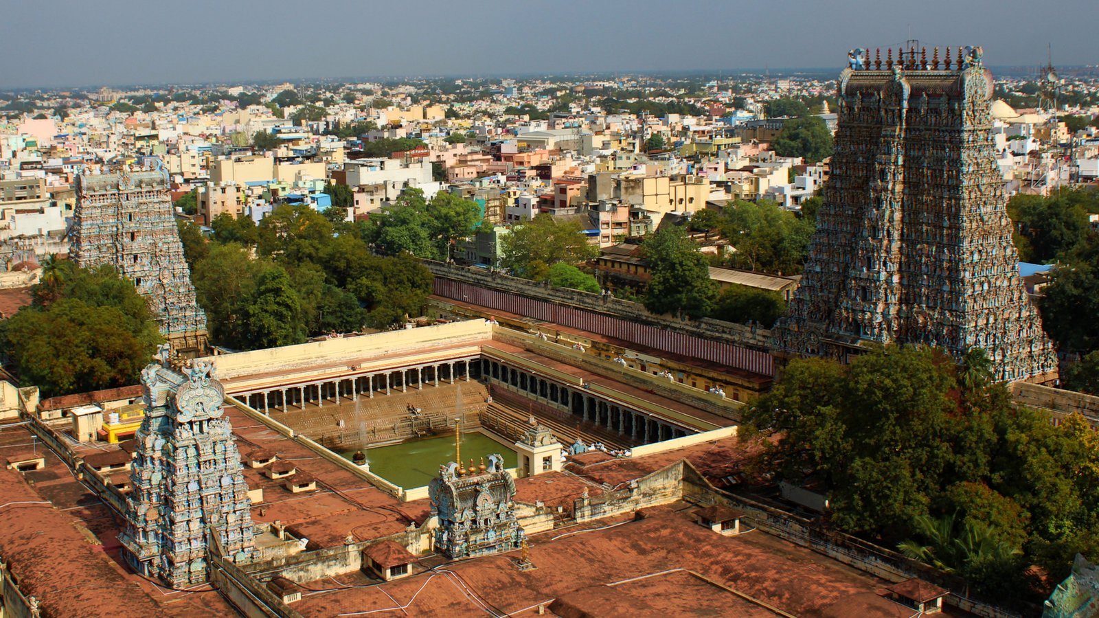 மதுரையில் பயங்கரம்: மீனாட்சி அம்மன் கோயில் கார் பார்க்கிங்கில் 17 வயது சிறுவன் ஓட ஓட விரட்டி வெட்டிக்கொலை! சித்திரைத் திருவிழா முன்விரோதத்தால் கொடூரம்!