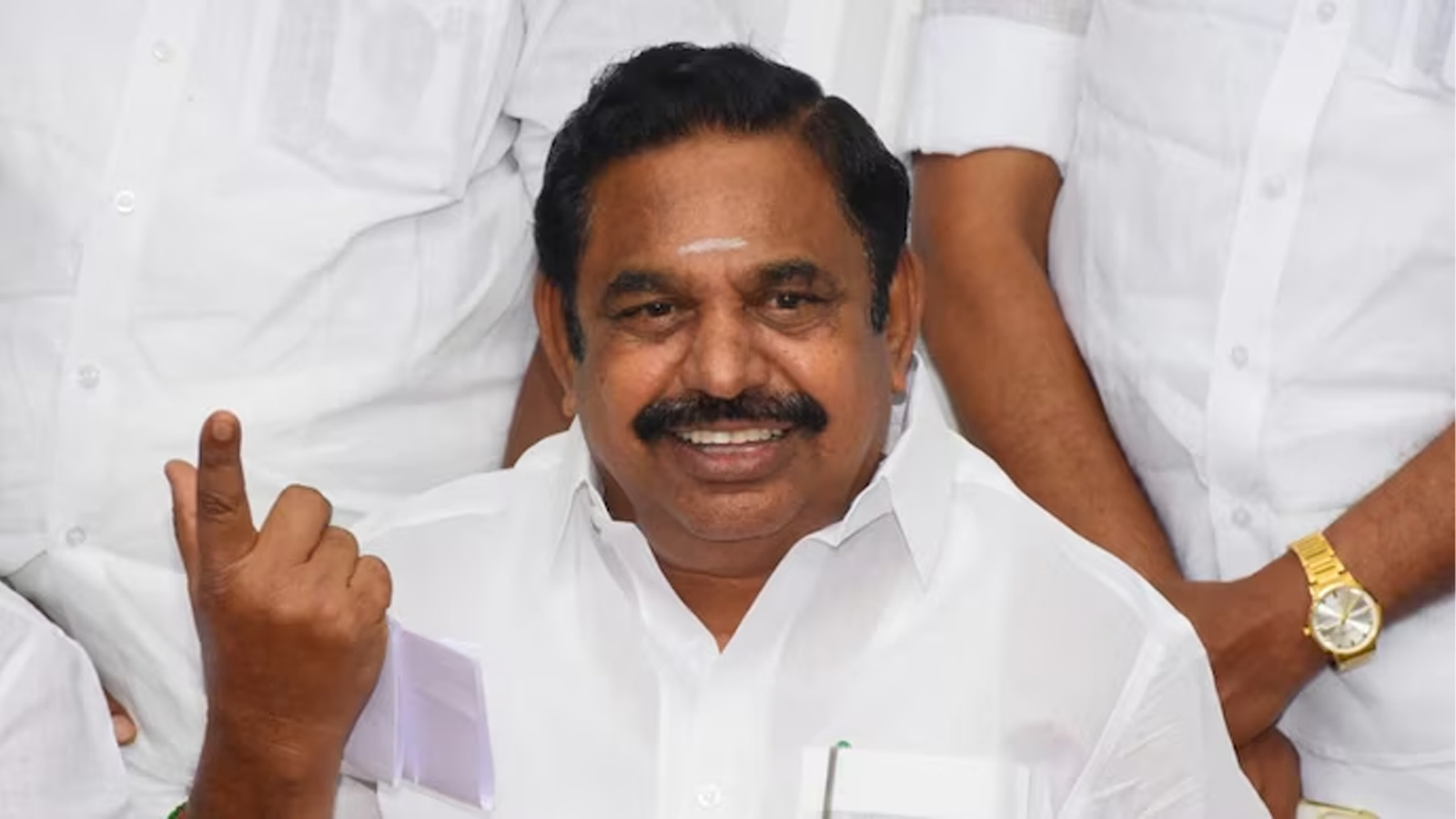 அதிமுகவில் அதிரடி திருப்பம்: எஸ்பி வேலுமணி முகாமில் இருந்து மீண்டும் இபிஎஸ் முகாமிற்கு திரும்பிய பண்ருட்டி எம்.எல்.ஏ. மோகன்!