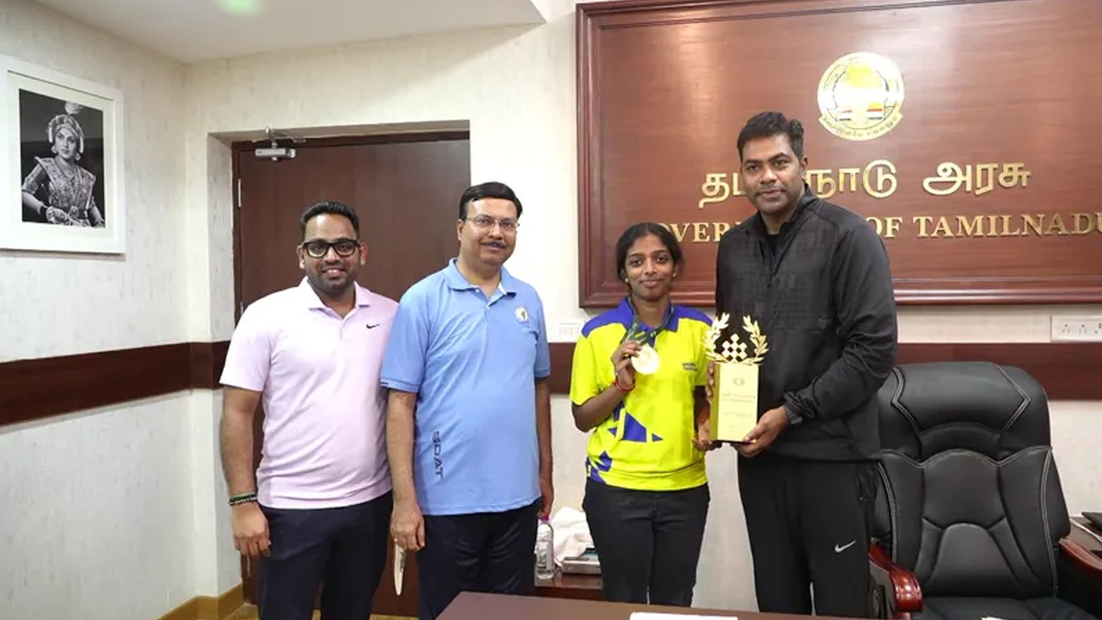 சர்வதேச செஸ் அரங்கில் ஜொலிக்கத் தமிழக அரசின் உத்வேகம்: வீராங்கனை வைஷாலிக்கு ₹10 லட்சத்திற்கான காசோலையை வழங்கினார் அமைச்சர் ஆதவ் அர்ஜுனா!