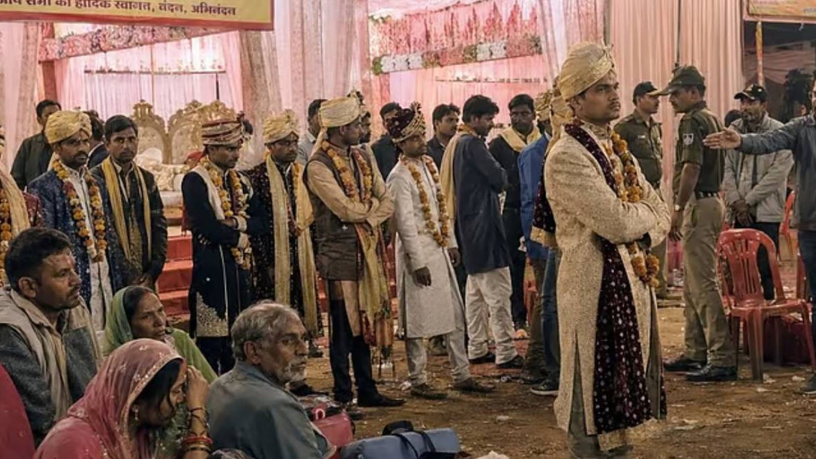 ஒரே மேடையில் 42 மணமகன்களுக்கு ‘ஆப்பு’.. மணப்பெண் வராமல் மெகா திருமண மோசடி: ம.பியில் அதிர்ச்சி பின்னணி!