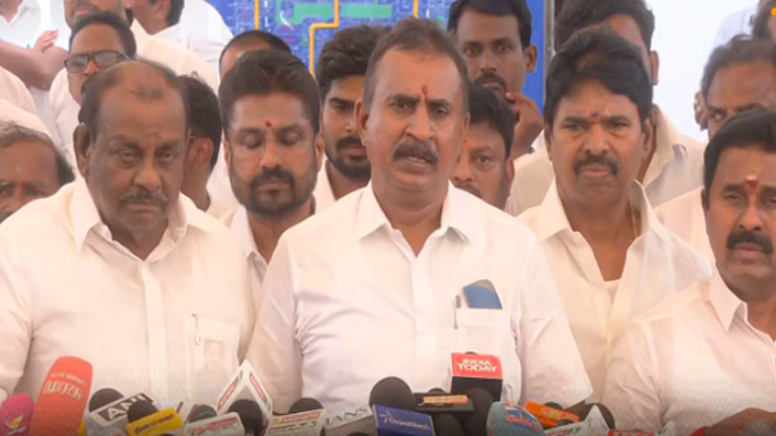 வெற்றி, தோல்வி சகஜம்.. இபிஎஸ்ஸிடம் கூறியுள்ளோம்!" - இருதரப்பு தகுதிநீக்க மனுக்கள் வாபஸ் குறித்து எஸ்.பி.வேலுமணி பரபரப்பு பேட்டி!