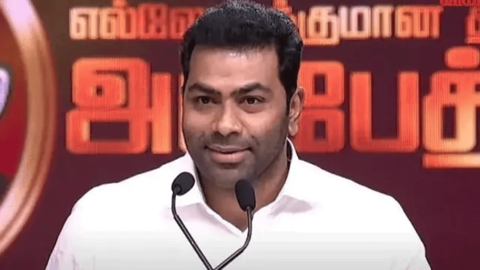 "யாரையும் ஆஃபர் கொடுத்து அழைக்கவில்லை!" - அதிமுகவினர் வருகை குறித்து தவெக மாநிலச் செயலாளர் ஆதவ் அர்ஜுனா அதிரடி பேச்சு!